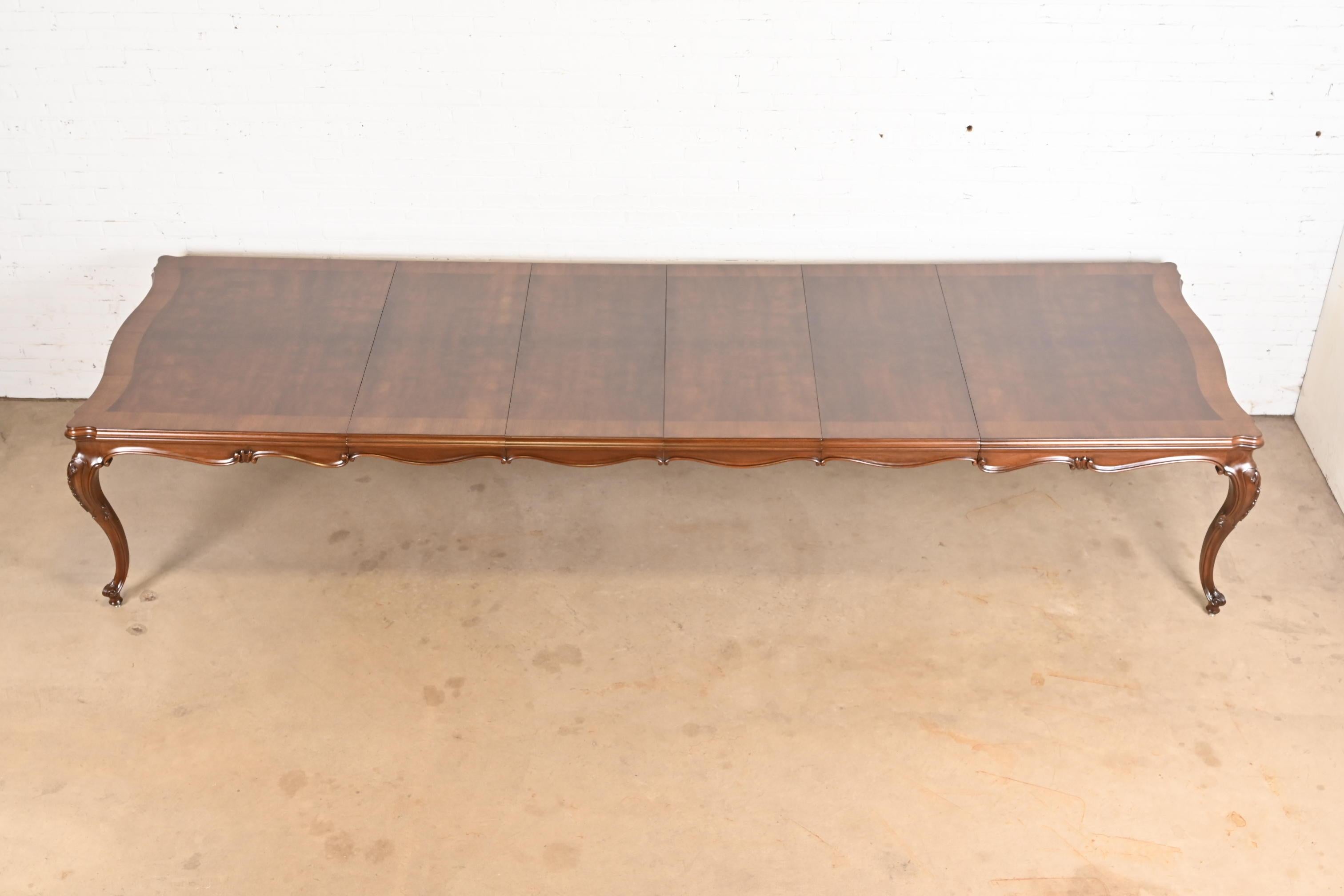 Noyer Karges Table de salle à manger Louis XV en noyer lustré, nouvellement repeinte en vente