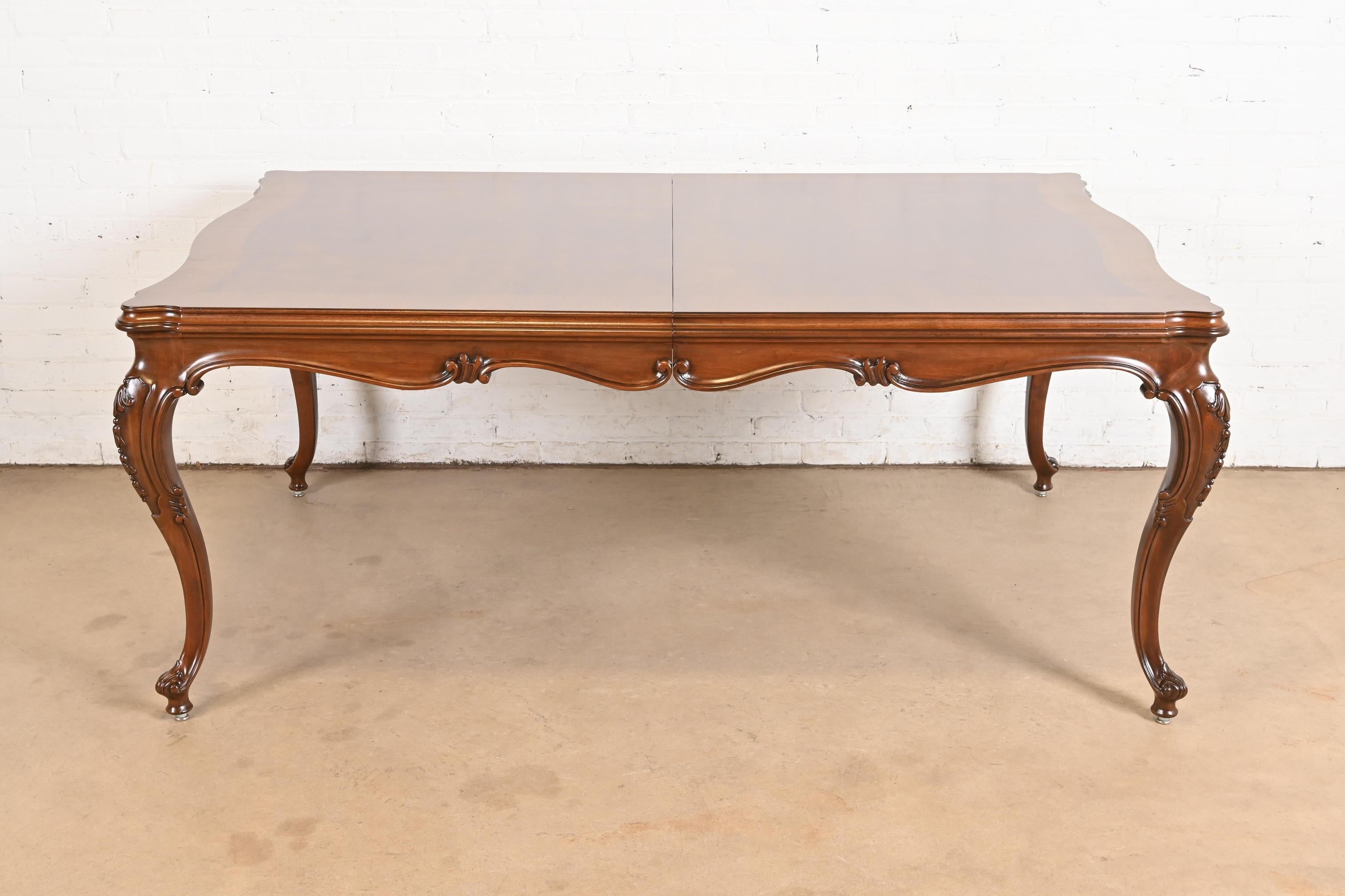 Karges Table de salle à manger Louis XV en noyer lustré, nouvellement repeinte en vente 2