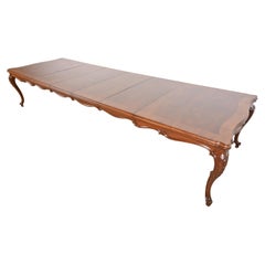 Karges Table de salle à manger Louis XV en noyer lustré, nouvellement repeinte