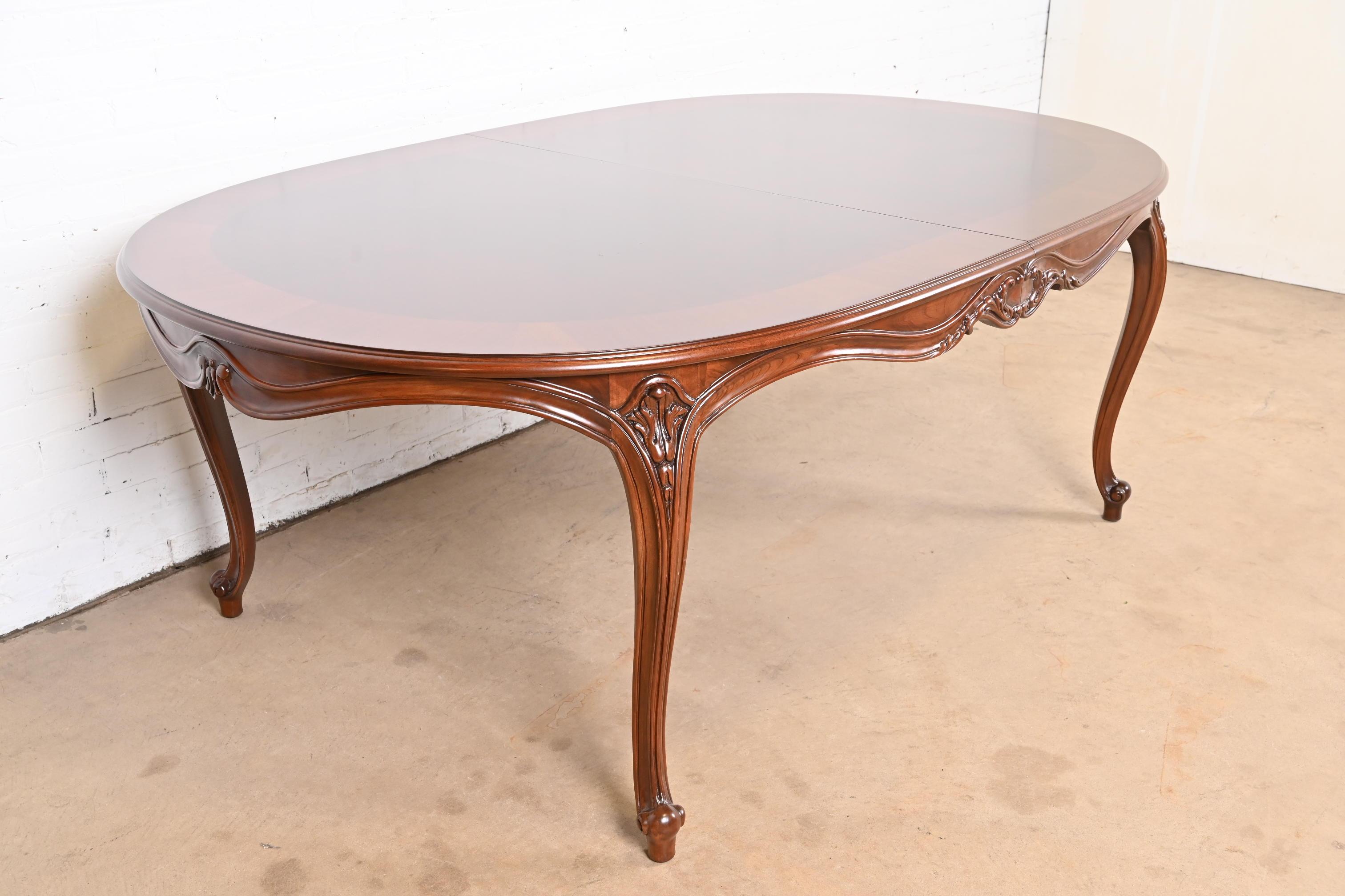 Karges Table de salle à manger à rallonge Louis XV en noyer lustré en vente 4