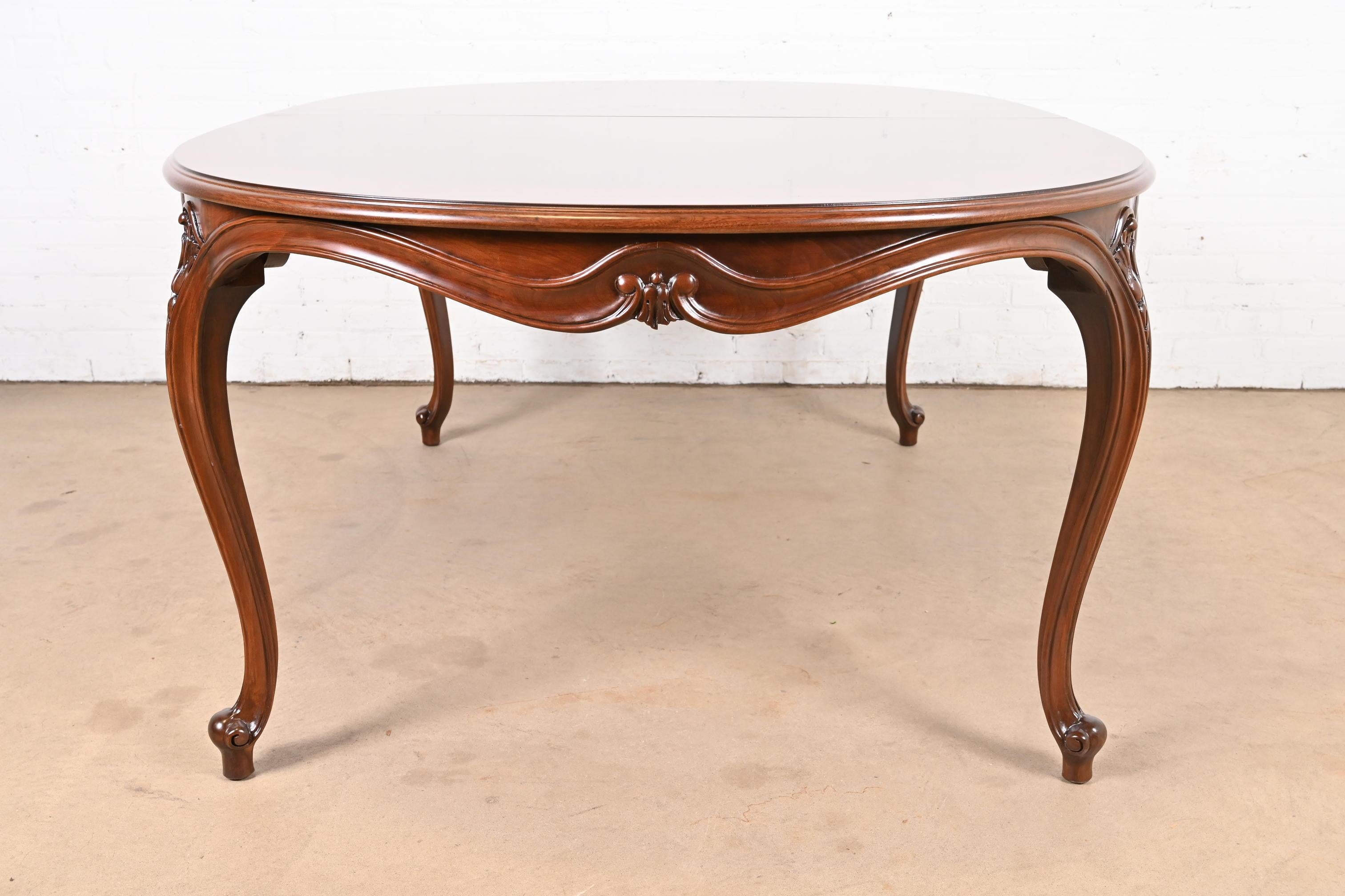 Karges Table de salle à manger à rallonge Louis XV en noyer lustré en vente 5