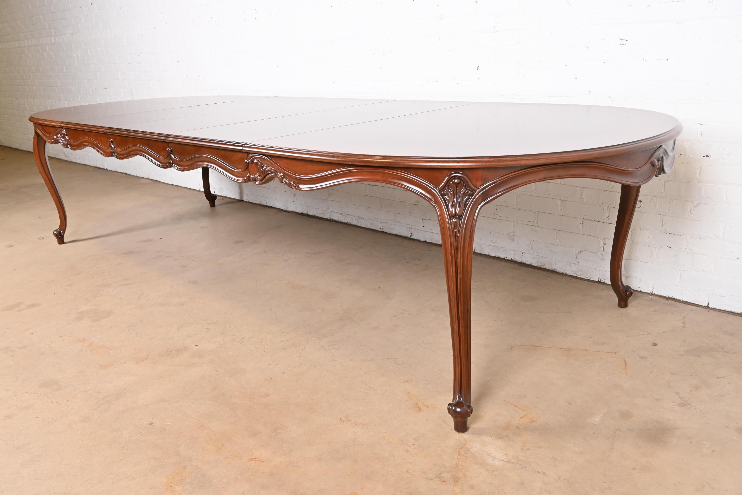 Exceptionnelle table de salle à manger à rallonge de style Louis XV et de style provincial français

Par Karges Furniture

USA, Circa 1980

Magnifique plateau en ronce de noyer assortie, pieds cabriole en noyer massif sculpté.

Dimensions : 78,5 