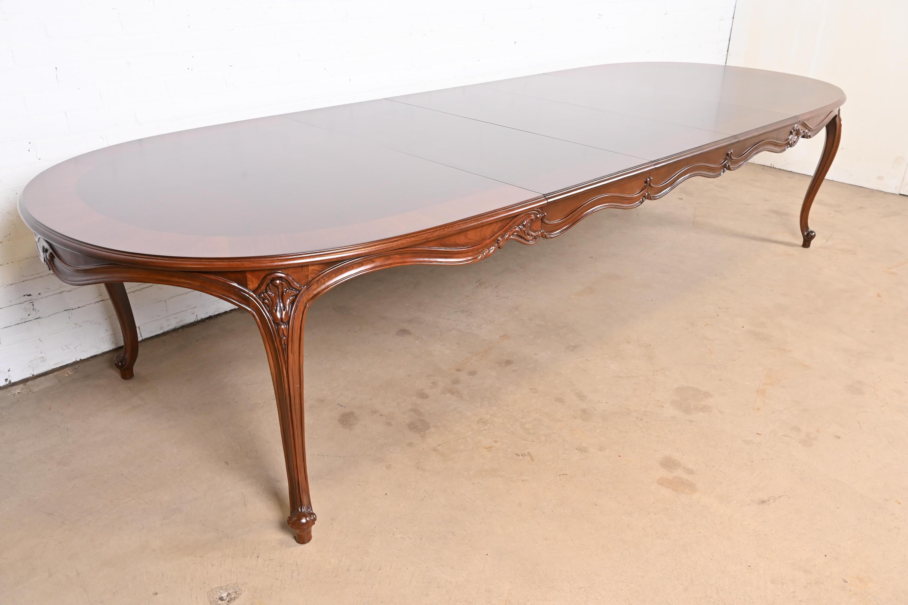 Américain Karges Table de salle à manger à rallonge Louis XV en noyer lustré en vente
