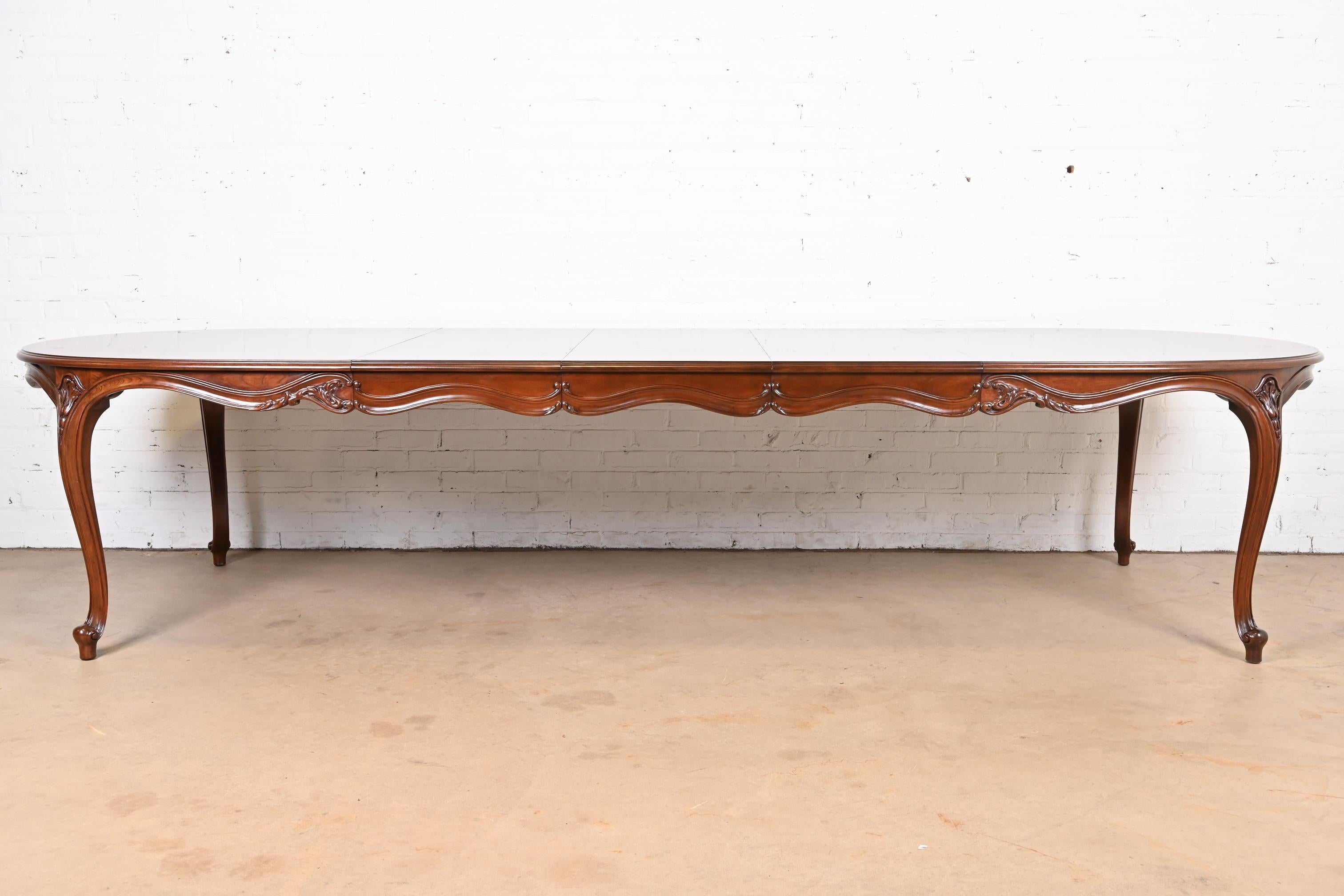 Fin du 20e siècle Karges Table de salle à manger à rallonge Louis XV en noyer lustré en vente