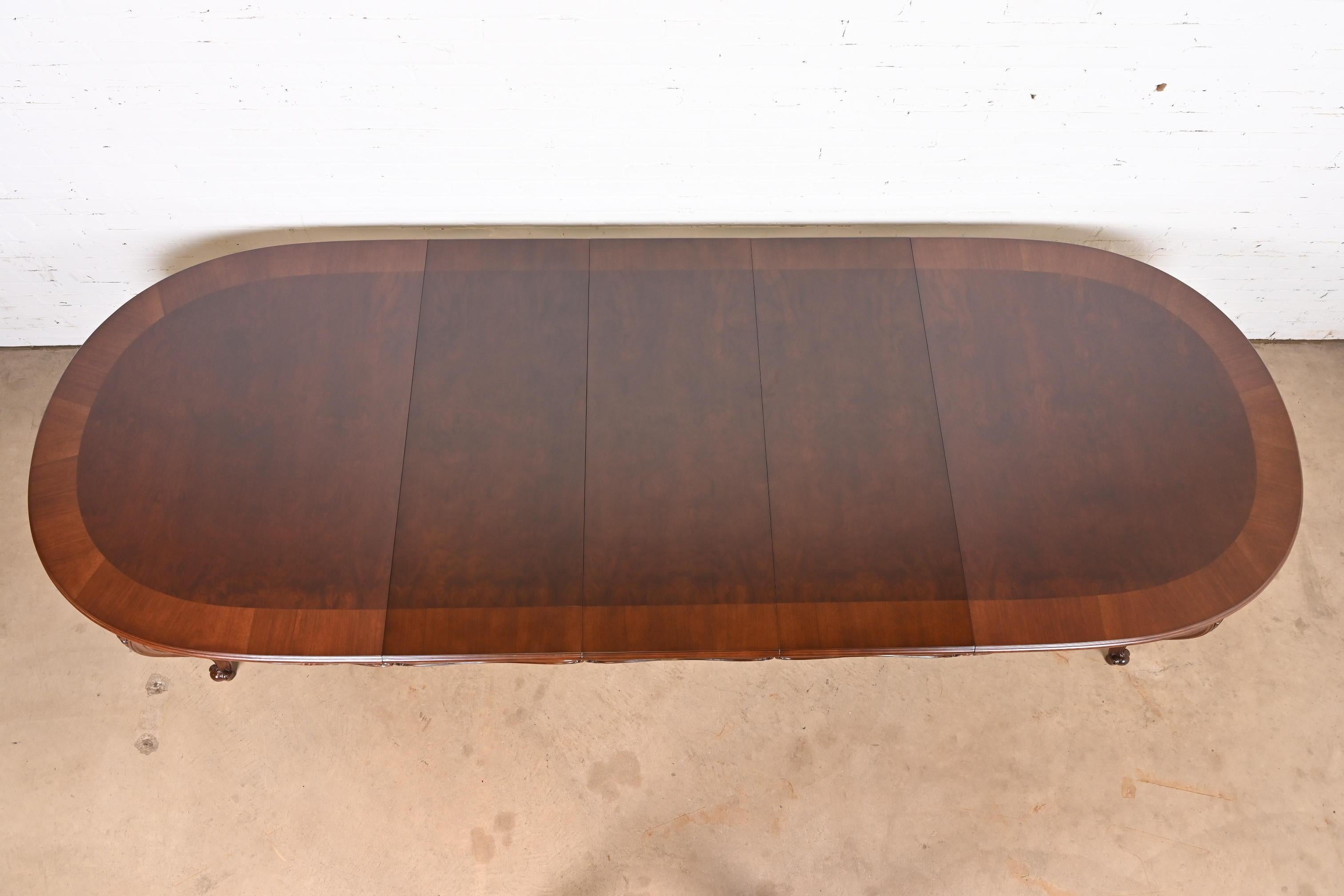 Noyer Karges Table de salle à manger à rallonge Louis XV en noyer lustré en vente