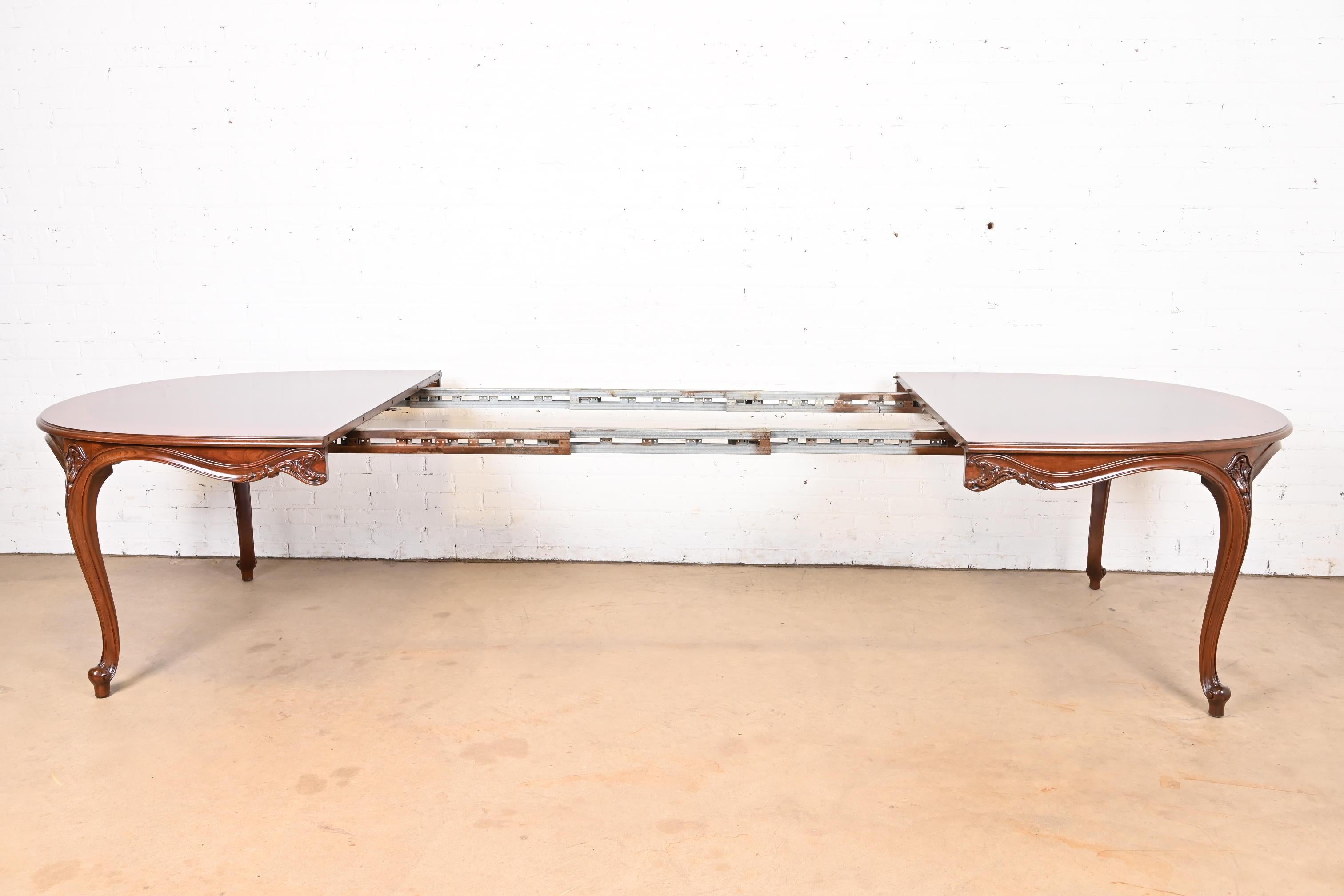 Karges Table de salle à manger à rallonge Louis XV en noyer lustré en vente 1