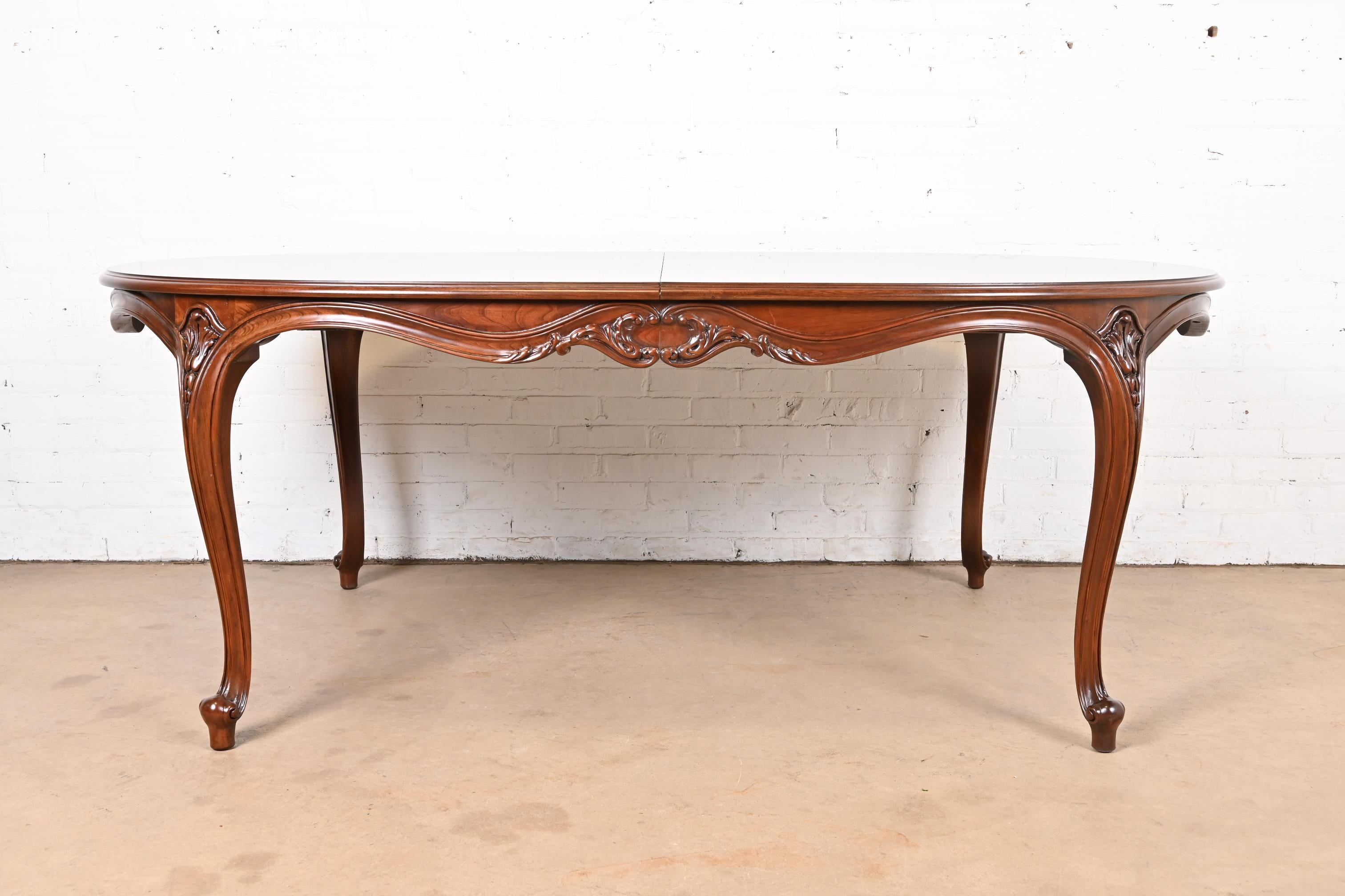 Karges Table de salle à manger à rallonge Louis XV en noyer lustré en vente 2