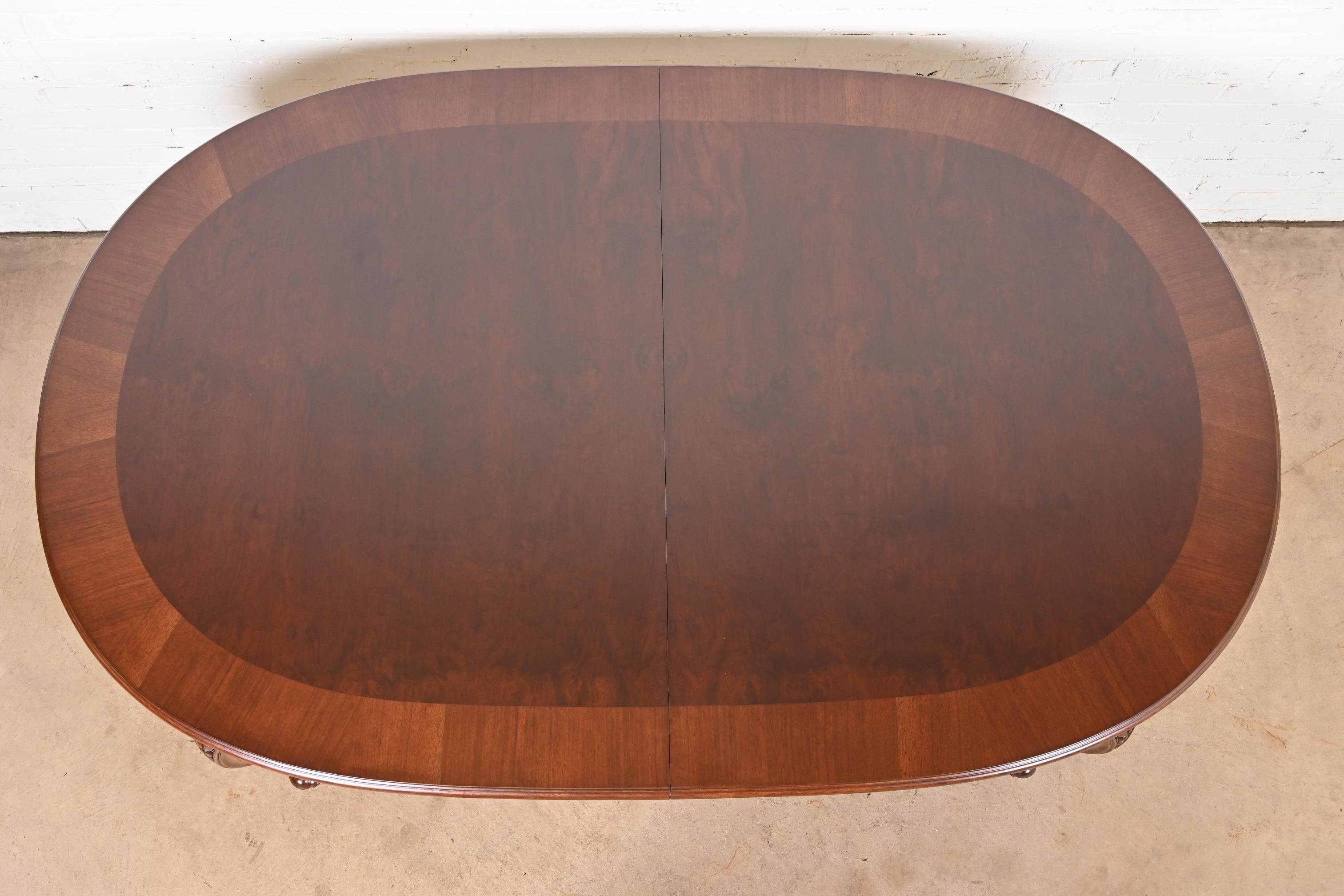 Karges Table de salle à manger à rallonge Louis XV en noyer lustré en vente 3