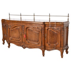 Karges Buffet ou meuble de bar en noyer ronceux sculpté Louis XV, de style provincial français