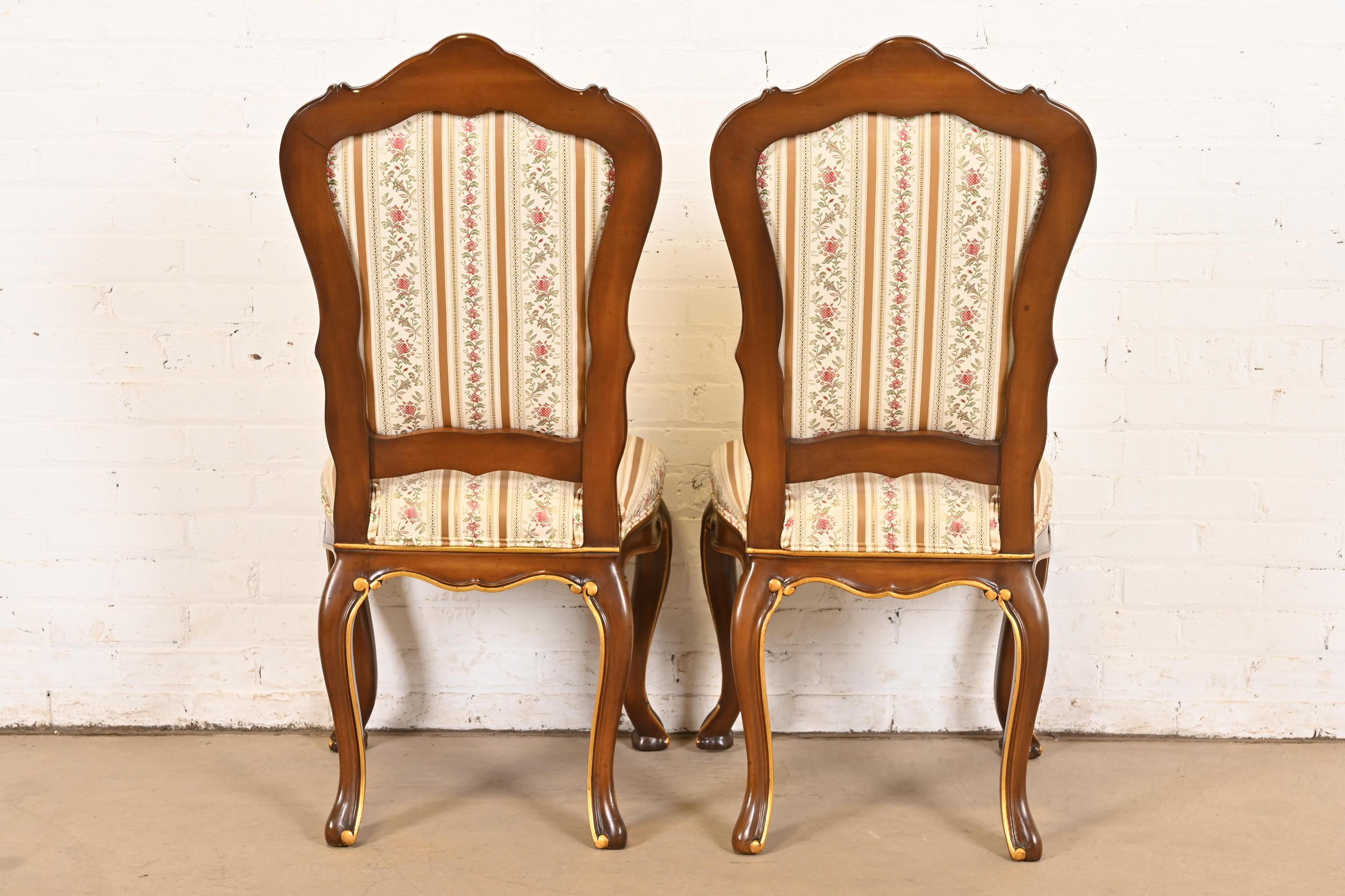 Karges Französisch Provincial Louis XV geschnitzt Nussbaum und Gold vergoldet Esszimmerstühle im Angebot 3