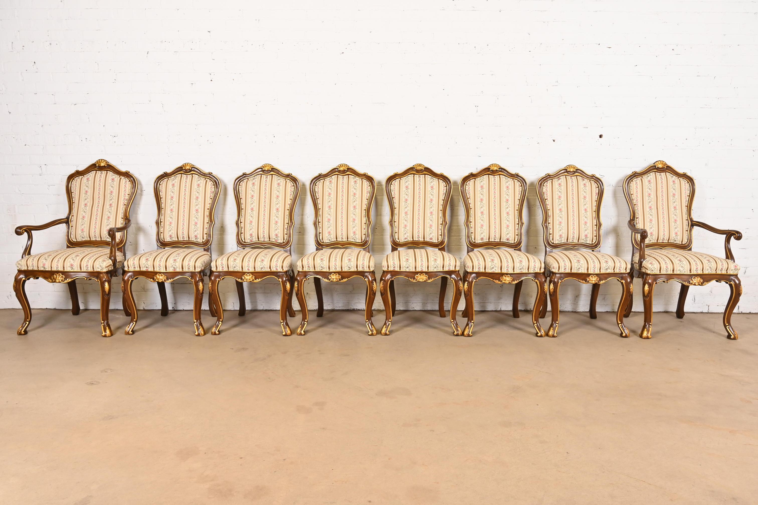 Karges Französisch Provincial Louis XV geschnitzt Nussbaum und Gold vergoldet Esszimmerstühle (amerikanisch) im Angebot