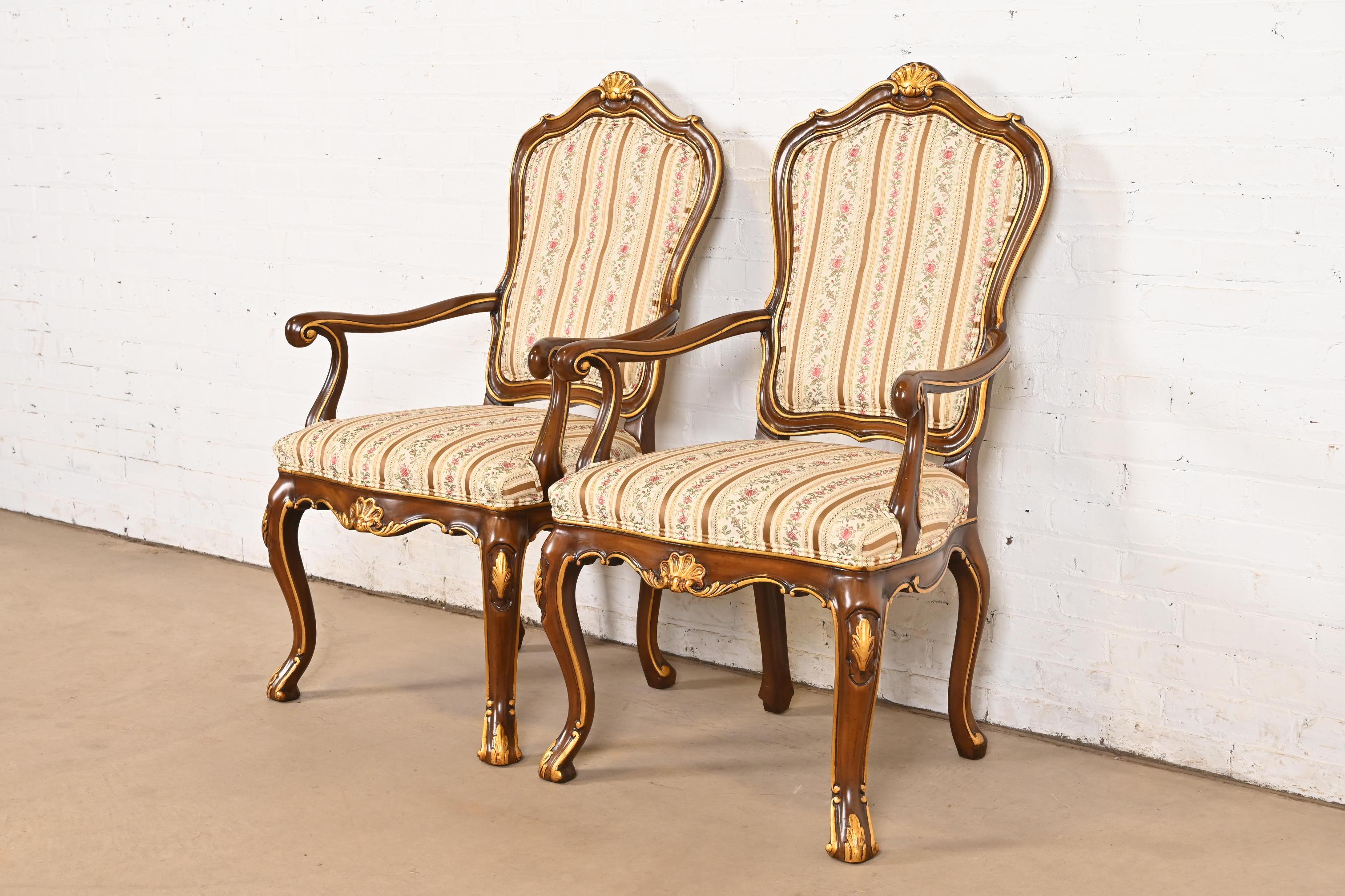 Karges Französisch Provincial Louis XV geschnitzt Nussbaum und Gold vergoldet Esszimmerstühle (Ende des 20. Jahrhunderts) im Angebot