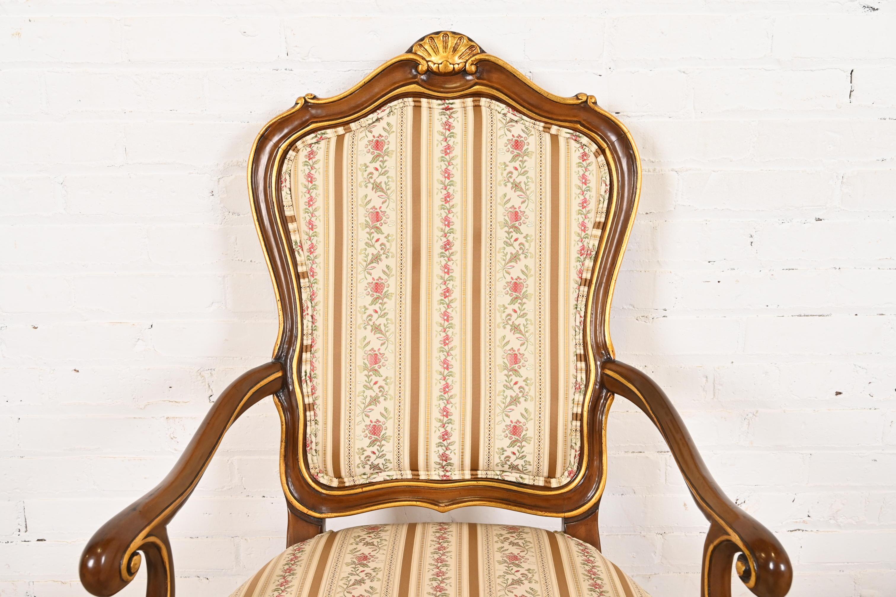 Karges Französisch Provincial Louis XV geschnitzt Nussbaum und Gold vergoldet Esszimmerstühle (Polster) im Angebot