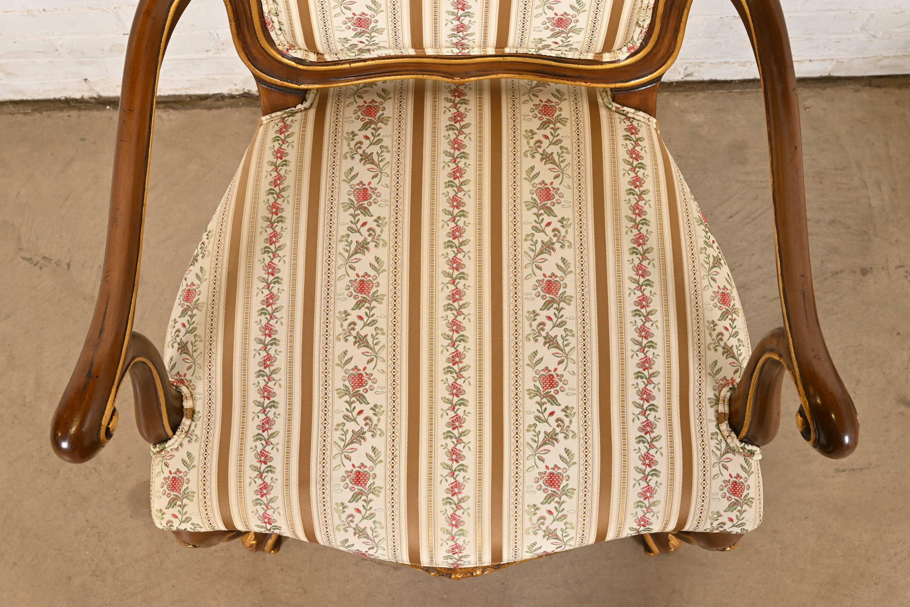 Karges Französisch Provincial Louis XV geschnitzt Nussbaum und Gold vergoldet Esszimmerstühle im Angebot 1
