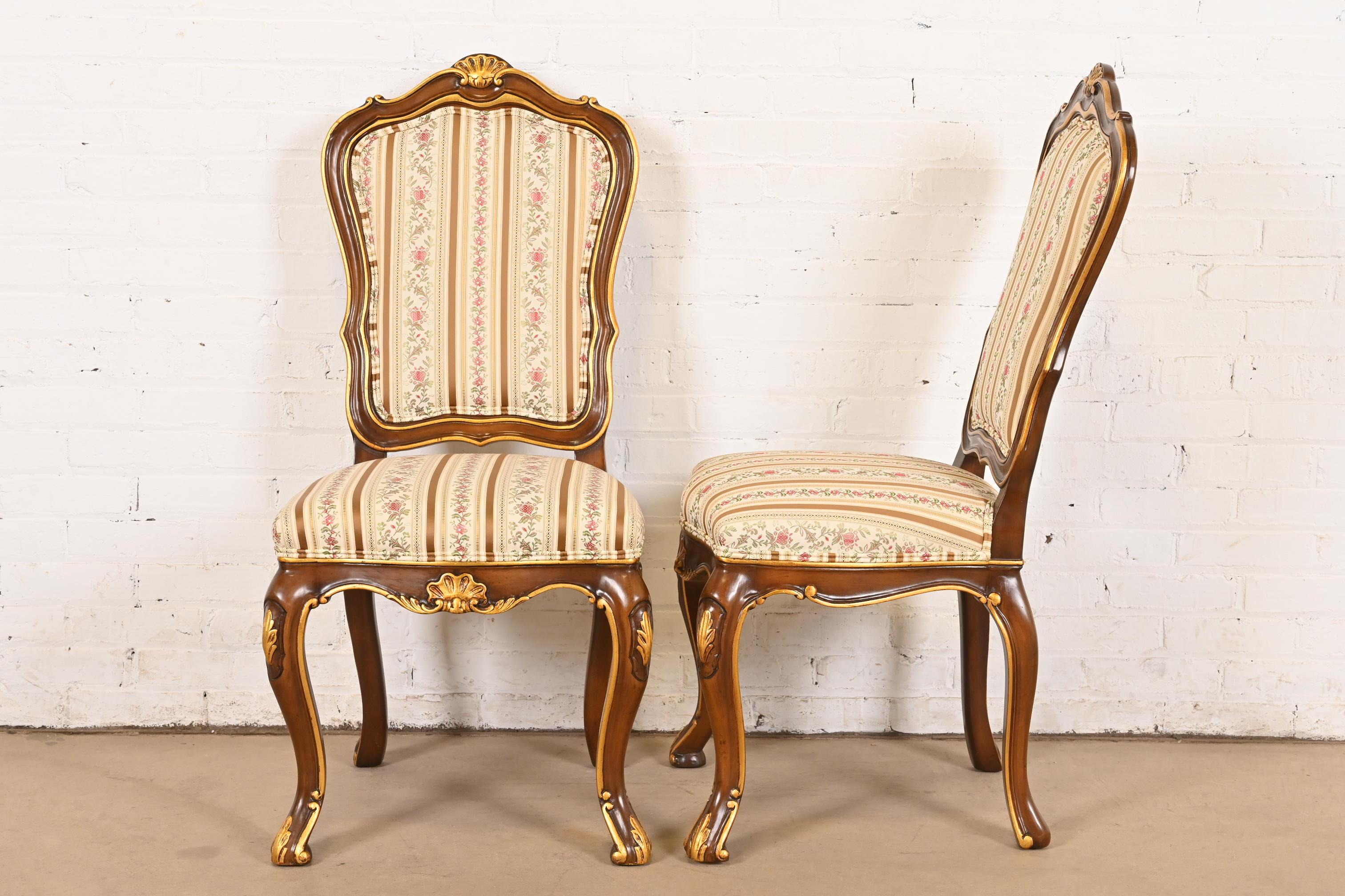 Karges Französisch Provincial Louis XV geschnitzt Nussbaum und Gold vergoldet Esszimmerstühle im Angebot 2