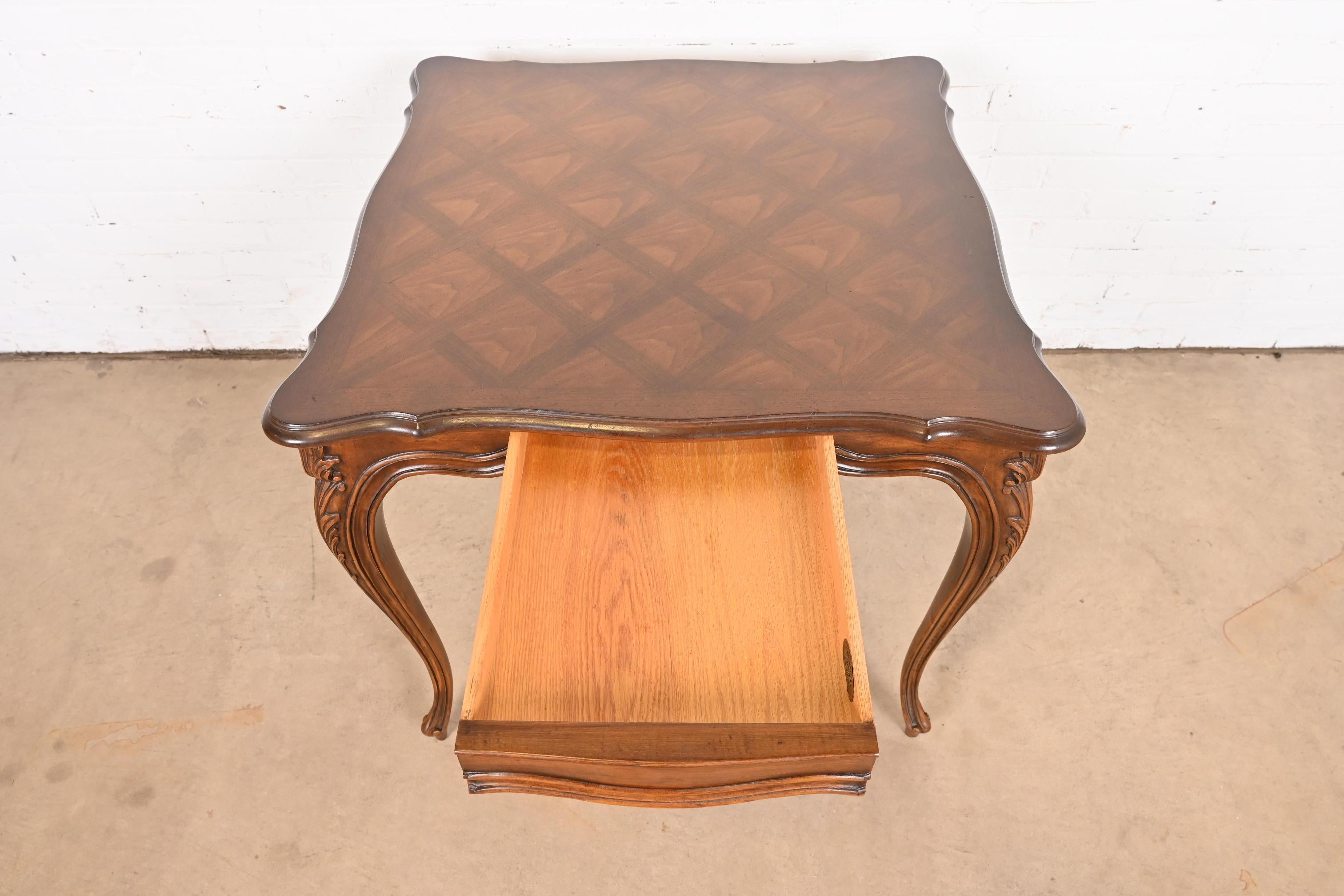 Karges Table à déjeuner ou table à jeux en noyer sculpté Louis XV, de style provincial français 2