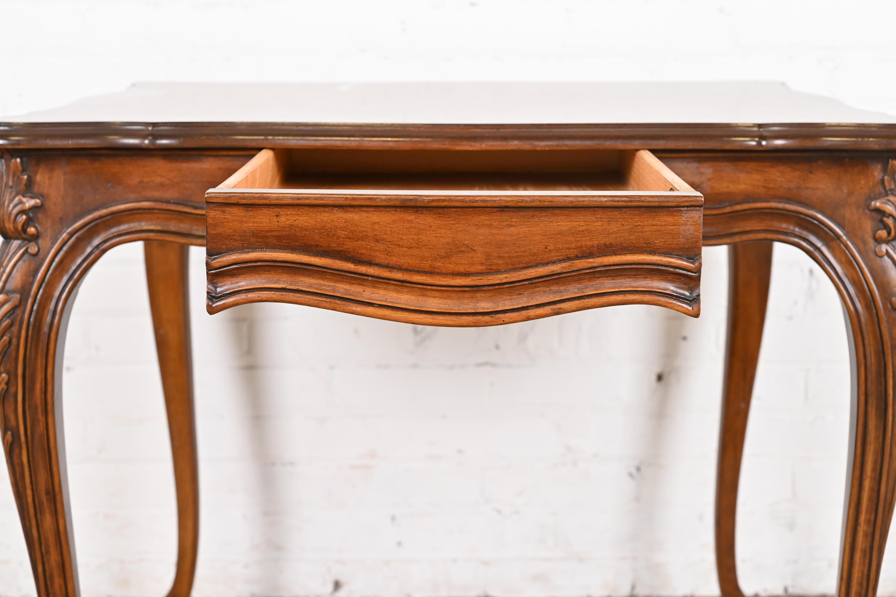 Karges Table à déjeuner ou table à jeux en noyer sculpté Louis XV, de style provincial français 3