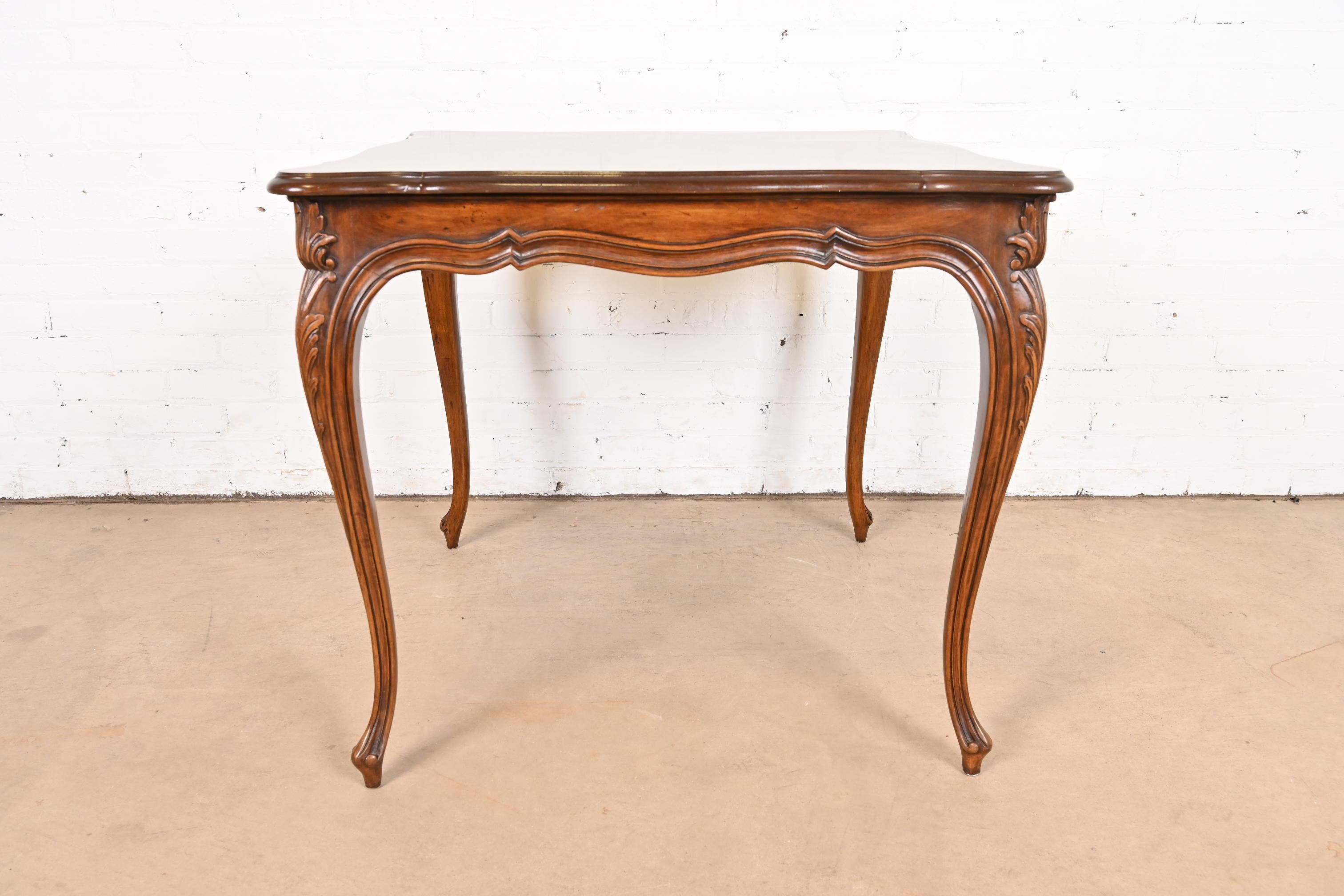 Karges Table à déjeuner ou table à jeux en noyer sculpté Louis XV, de style provincial français 5