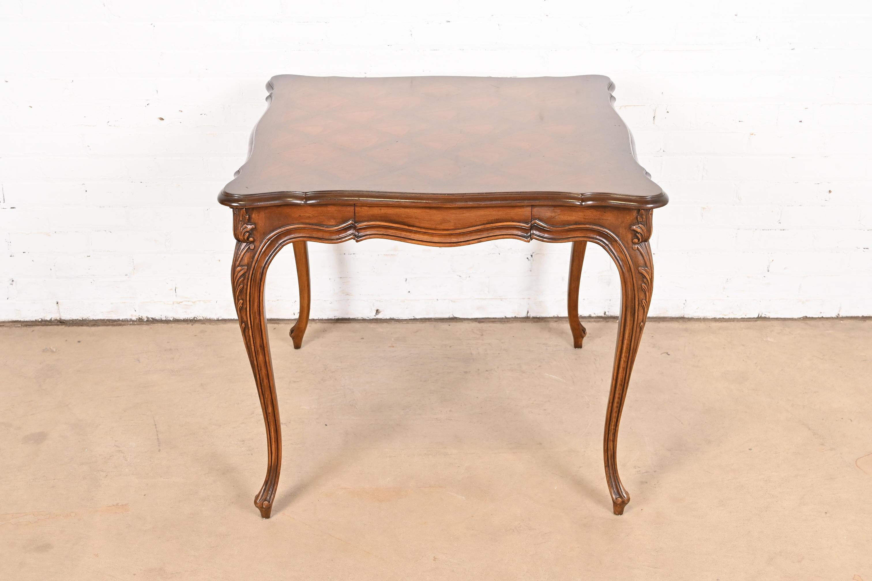 Magnifique table de petit déjeuner ou table de jeu de style Louis XV provincial français

Par Karges

USA, Circa 1960

Magnifique plateau en parquet de noyer, pieds cabriole en noyer massif sculpté.

Dimensions : 32,5 