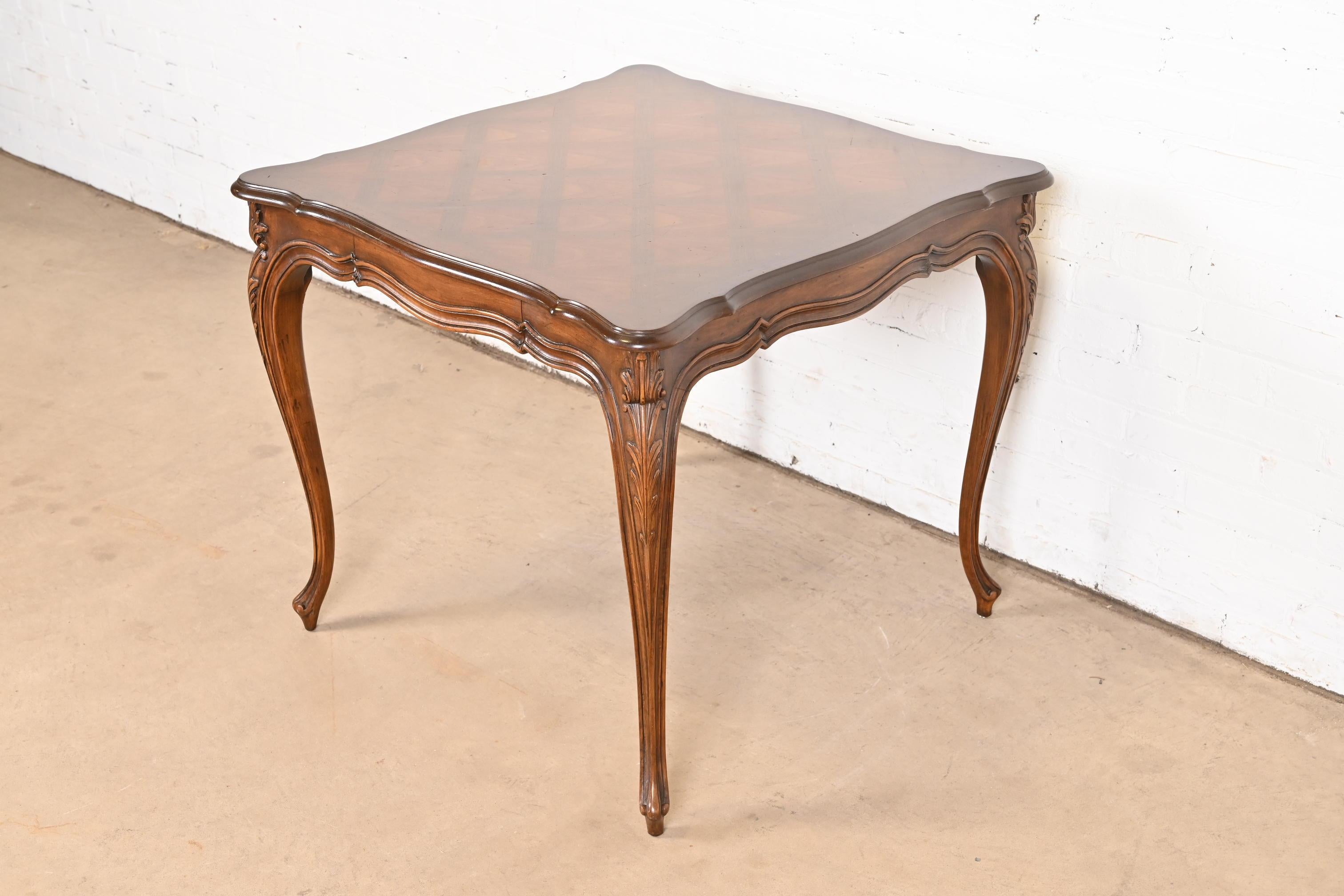 Provincial français Karges Table à déjeuner ou table à jeux en noyer sculpté Louis XV, de style provincial français