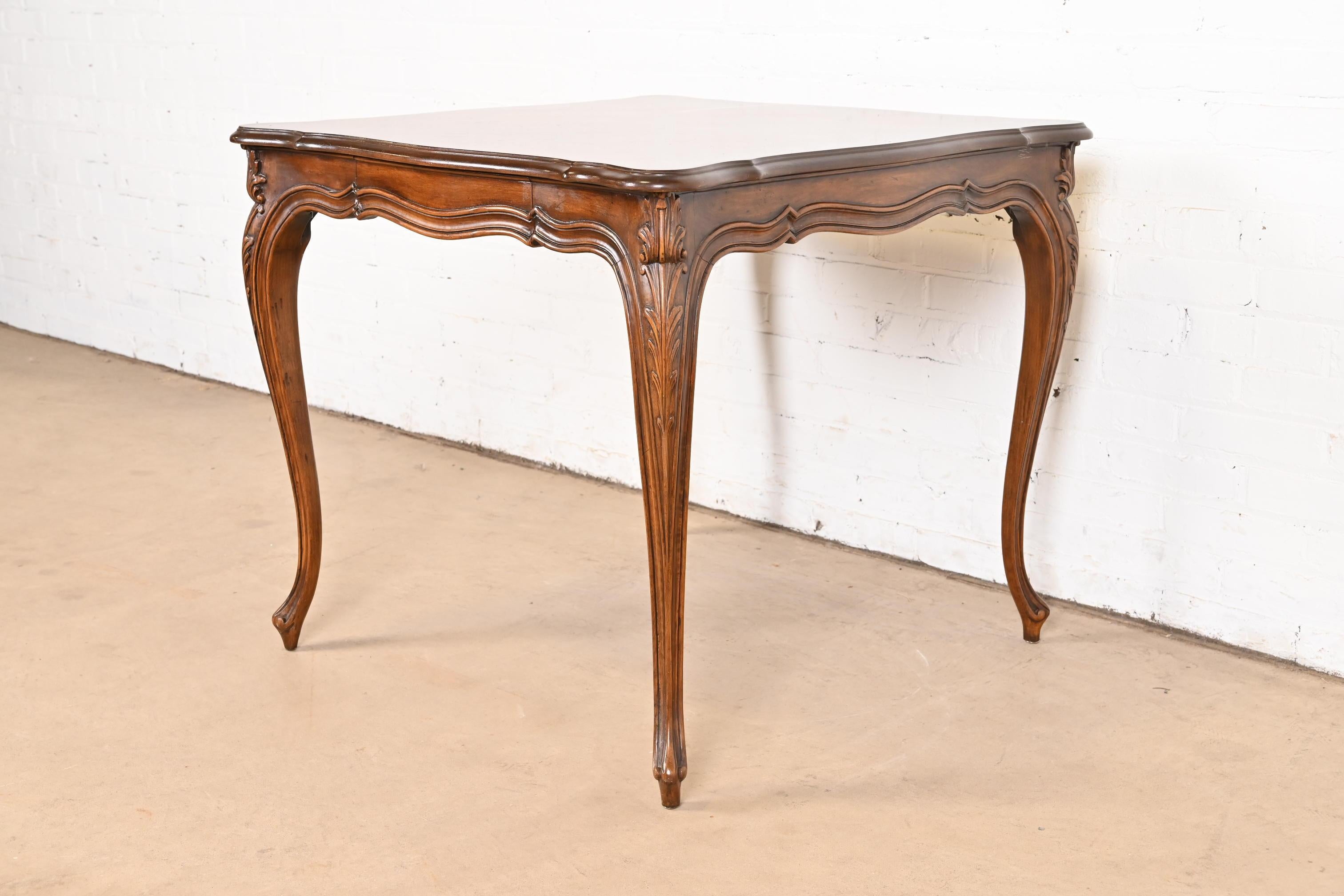 Américain Karges Table à déjeuner ou table à jeux en noyer sculpté Louis XV, de style provincial français