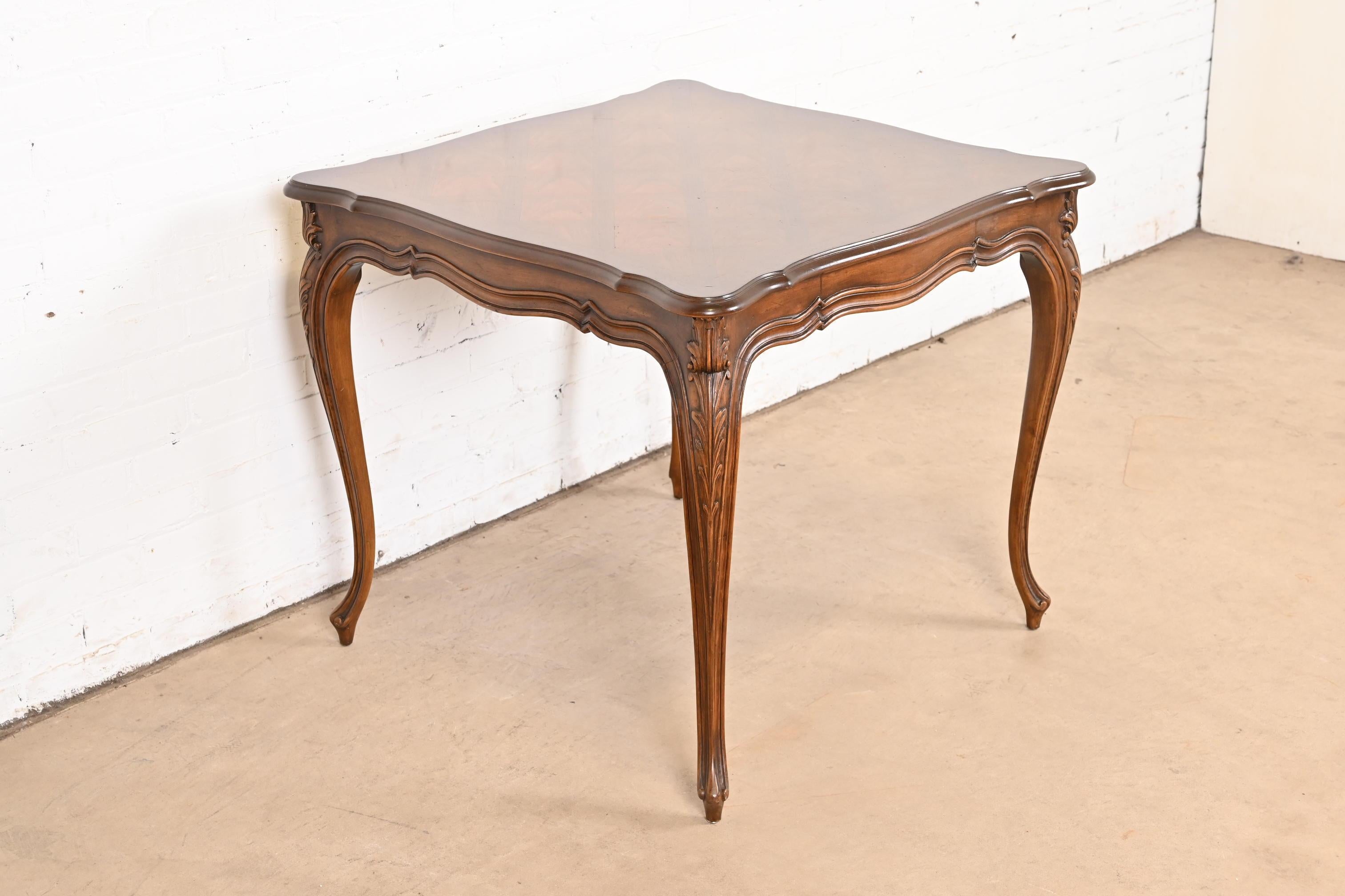 Karges Table à déjeuner ou table à jeux en noyer sculpté Louis XV, de style provincial français Bon état à South Bend, IN