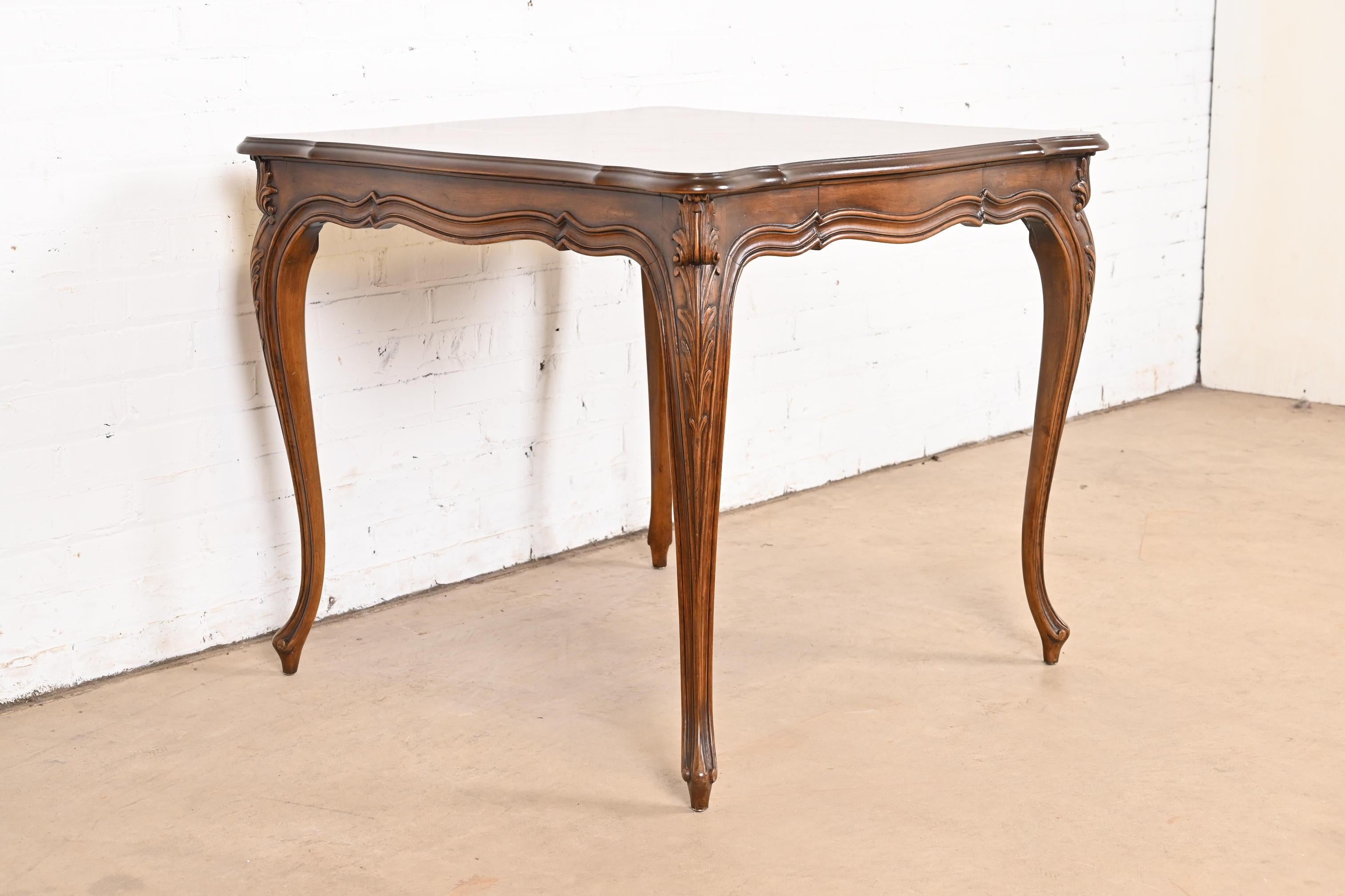 Milieu du XXe siècle Karges Table à déjeuner ou table à jeux en noyer sculpté Louis XV, de style provincial français