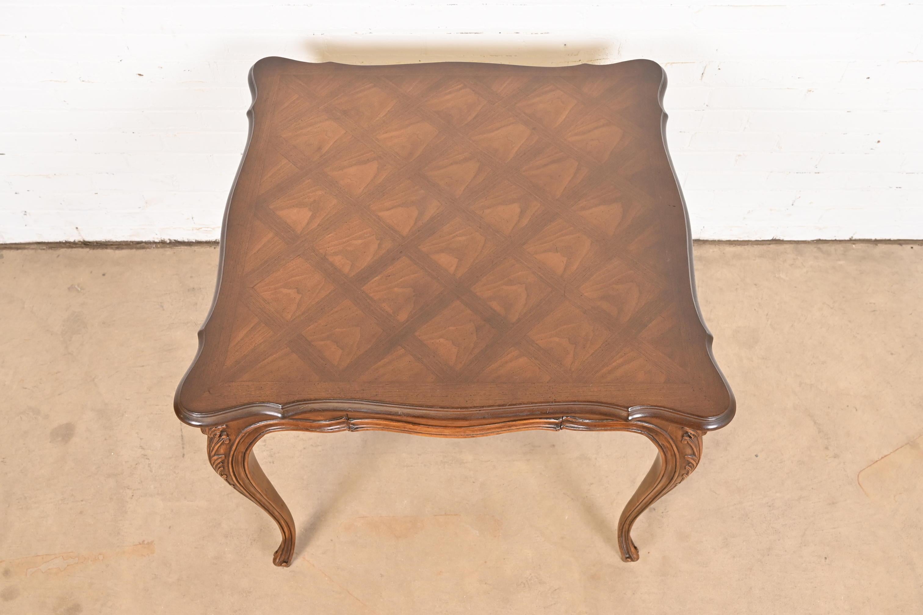 Noyer Karges Table à déjeuner ou table à jeux en noyer sculpté Louis XV, de style provincial français