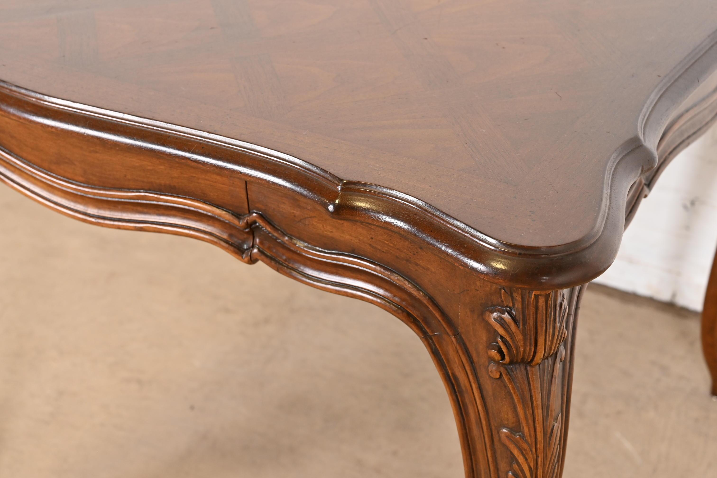 Karges Table à déjeuner ou table à jeux en noyer sculpté Louis XV, de style provincial français 1