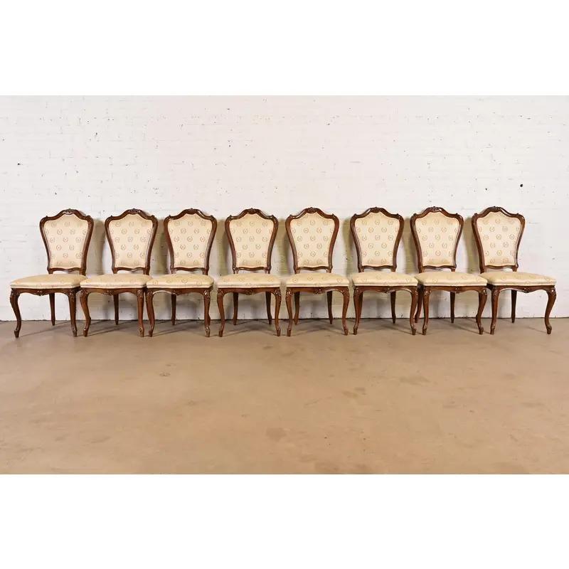Un eccezionale set di otto sedie da pranzo o sedie laterali in stile French Rococo o French Provincial Louis XV

Da Karges Furniture

USA, circa anni '1980

Splendide strutture in noce massiccio intagliato e sedili e schienali imbottiti.

Misure: