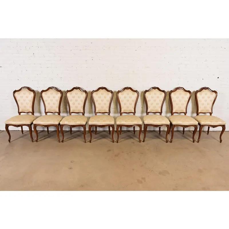 Stile provenzale Karges Sedie da pranzo in legno di noce intagliato Luigi XV, Set di otto sedie in vendita