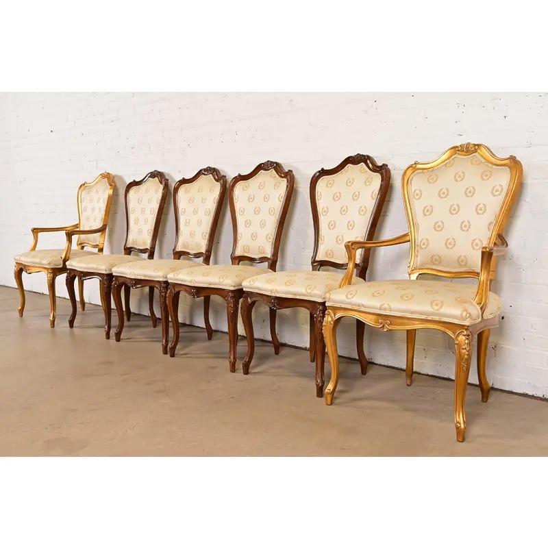 Exceptionnel ensemble de six chaises de salle à manger de style rococo ou provincial français Louis XV.

Par Karges Furniture

USA, Circa 1980

Magnifiques cadres en noyer massif, dorés et sculptés, avec sièges et dossiers rembourrés.

Mesures :