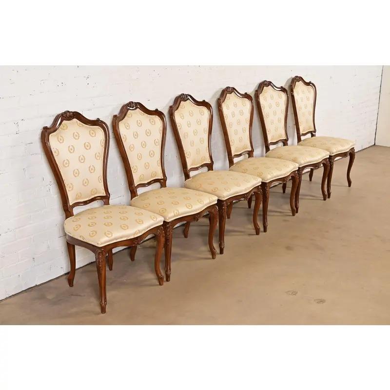 Exceptionnel ensemble de six chaises de salle à manger ou chaises d'appoint de style rococo ou provincial français Louis XV.

Par Karges Furniture

USA, Circa 1980

Magnifiques cadres en noyer massif sculpté et sièges et dossiers