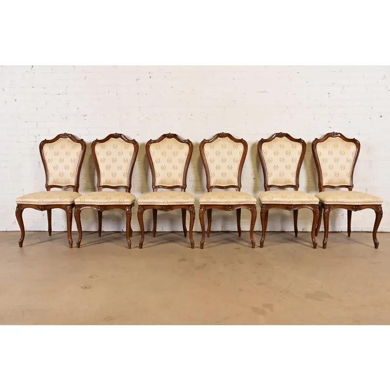 Provincial français Karges Chaises de salle à manger Louis XV en noyer sculpté, série de six en vente