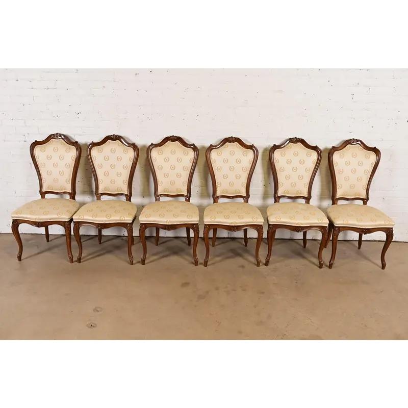 Américain Karges Chaises de salle à manger Louis XV en noyer sculpté, série de six en vente