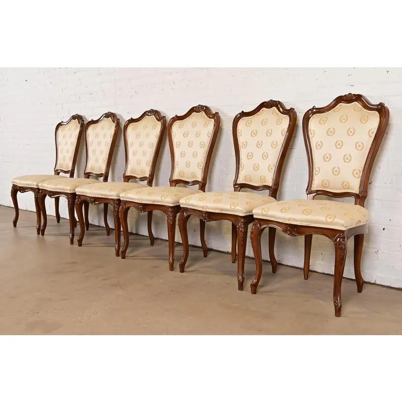 Karges Chaises de salle à manger Louis XV en noyer sculpté, série de six Bon état - En vente à South Bend, IN