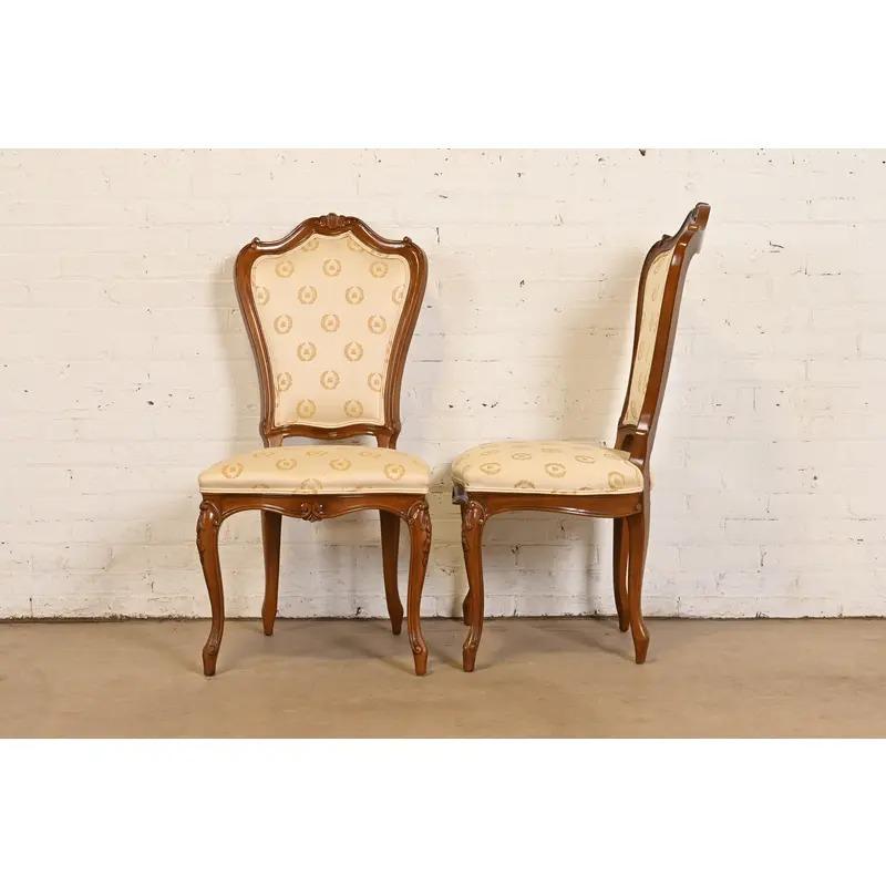 Fin du 20e siècle Karges Chaises de salle à manger Louis XV en noyer sculpté, série de six en vente
