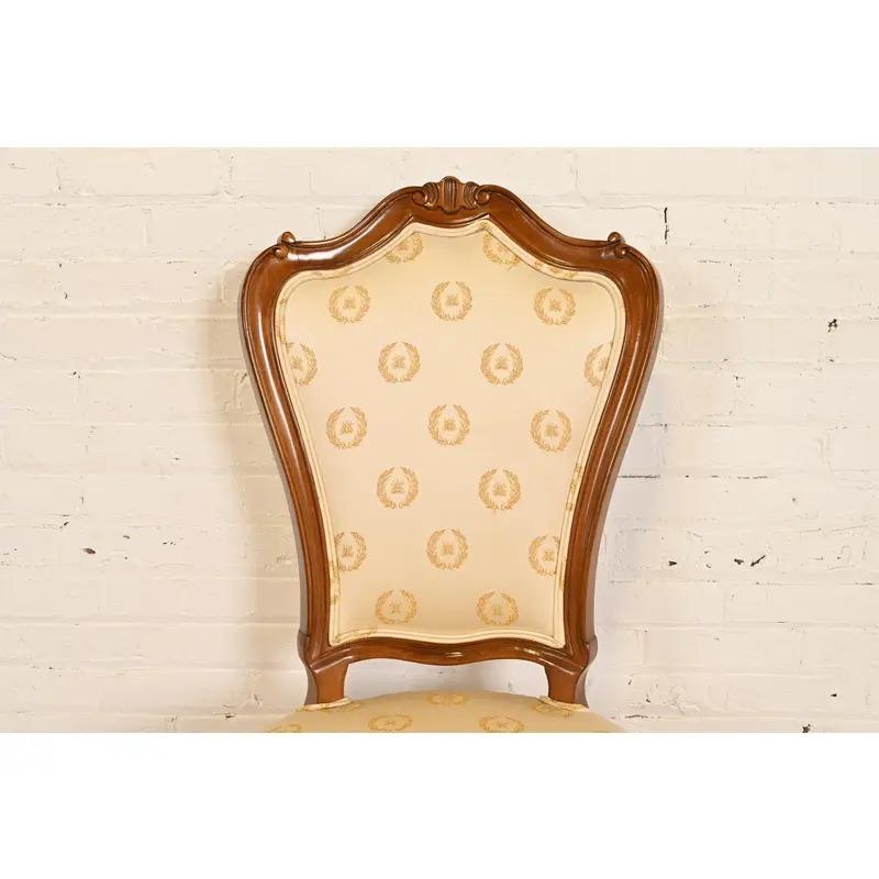 Tissu d'ameublement Karges Chaises de salle à manger Louis XV en noyer sculpté, série de six en vente