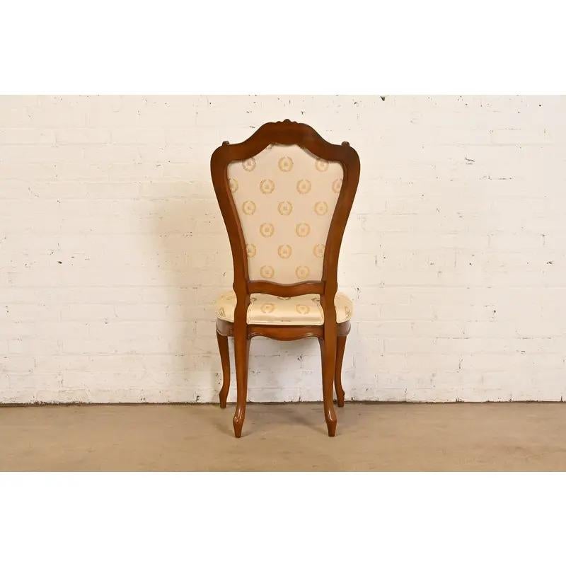 Karges Chaises de salle à manger Louis XV en noyer sculpté, série de six en vente 2