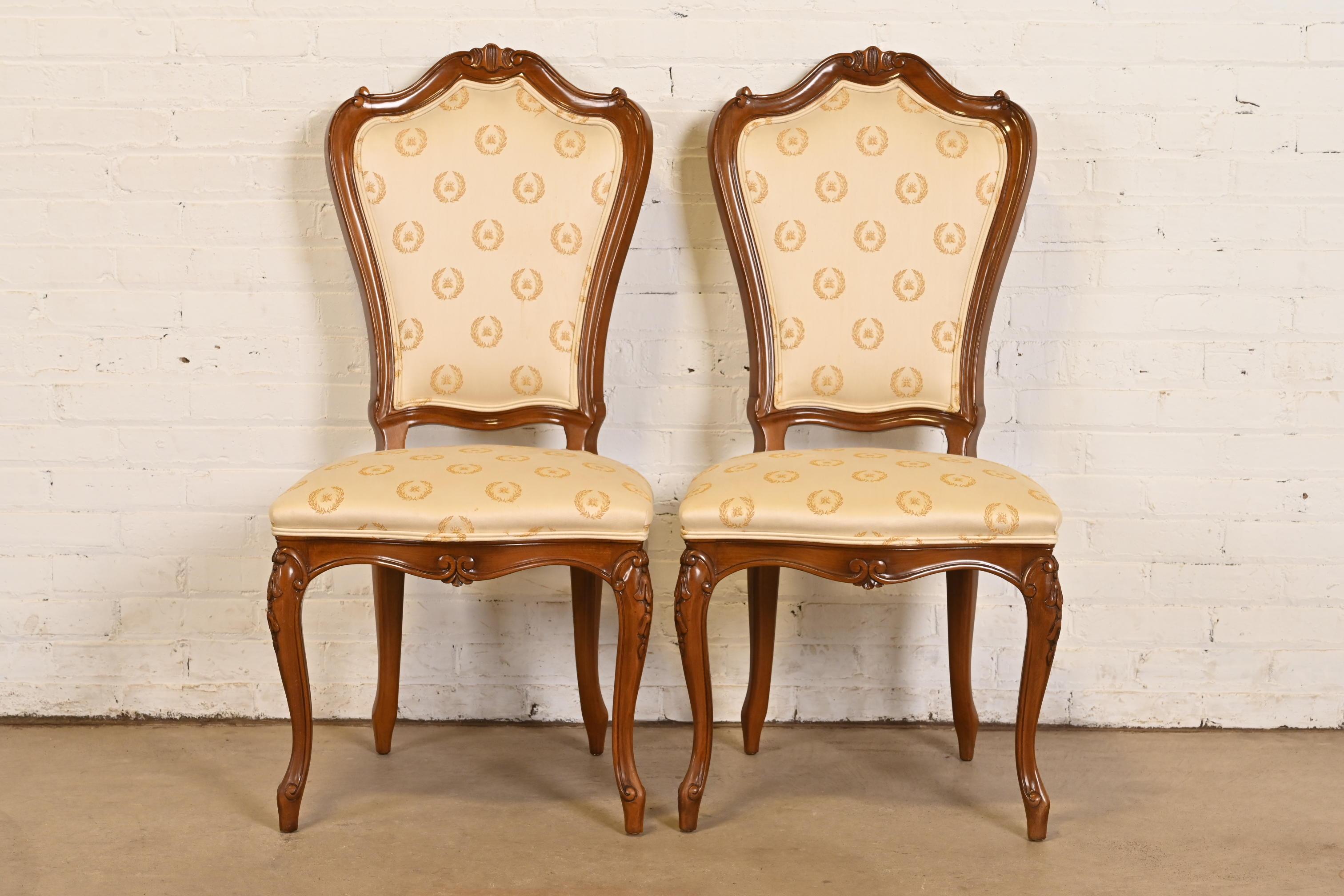 Extraordinaria pareja de sillas de comedor o sillas auxiliares de estilo rococó francés o provincial francés Luis XV

De Karges Furniture

EE.UU., alrededor de 1980

Magníficos marcos de nogal macizo tallado, y asientos y respaldos