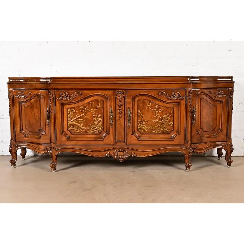 Un extraordinario aparador, credenza o mueble bar de estilo chinoiserie Luis XV provincial francés

Por Karges

EE.UU., alrededor de 1980

De nogal tallado y nogal burilado, con escenas figurativas de la naturaleza asiática, y herrajes originales de