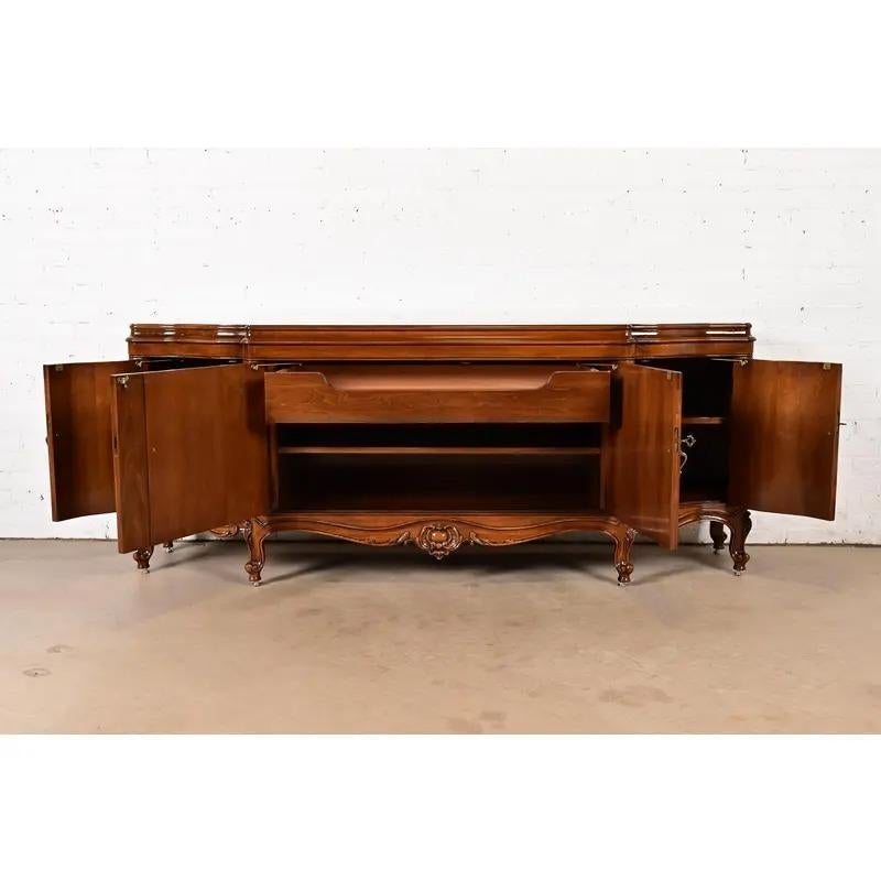 Karges Aparador Credenza Francés Luis XV Chinoiserie Nogal Burled Latón en venta