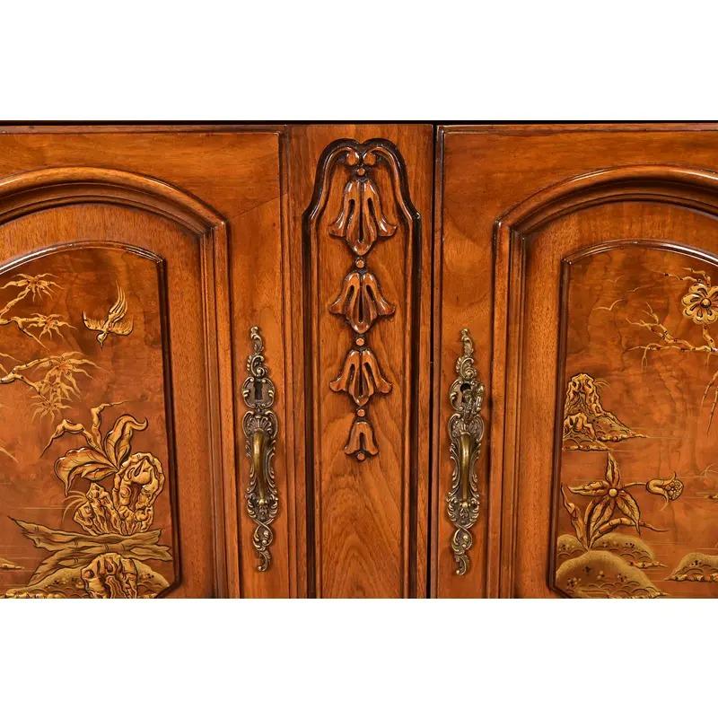 Karges Aparador Credenza Francés Luis XV Chinoiserie Nogal Burled en venta 2
