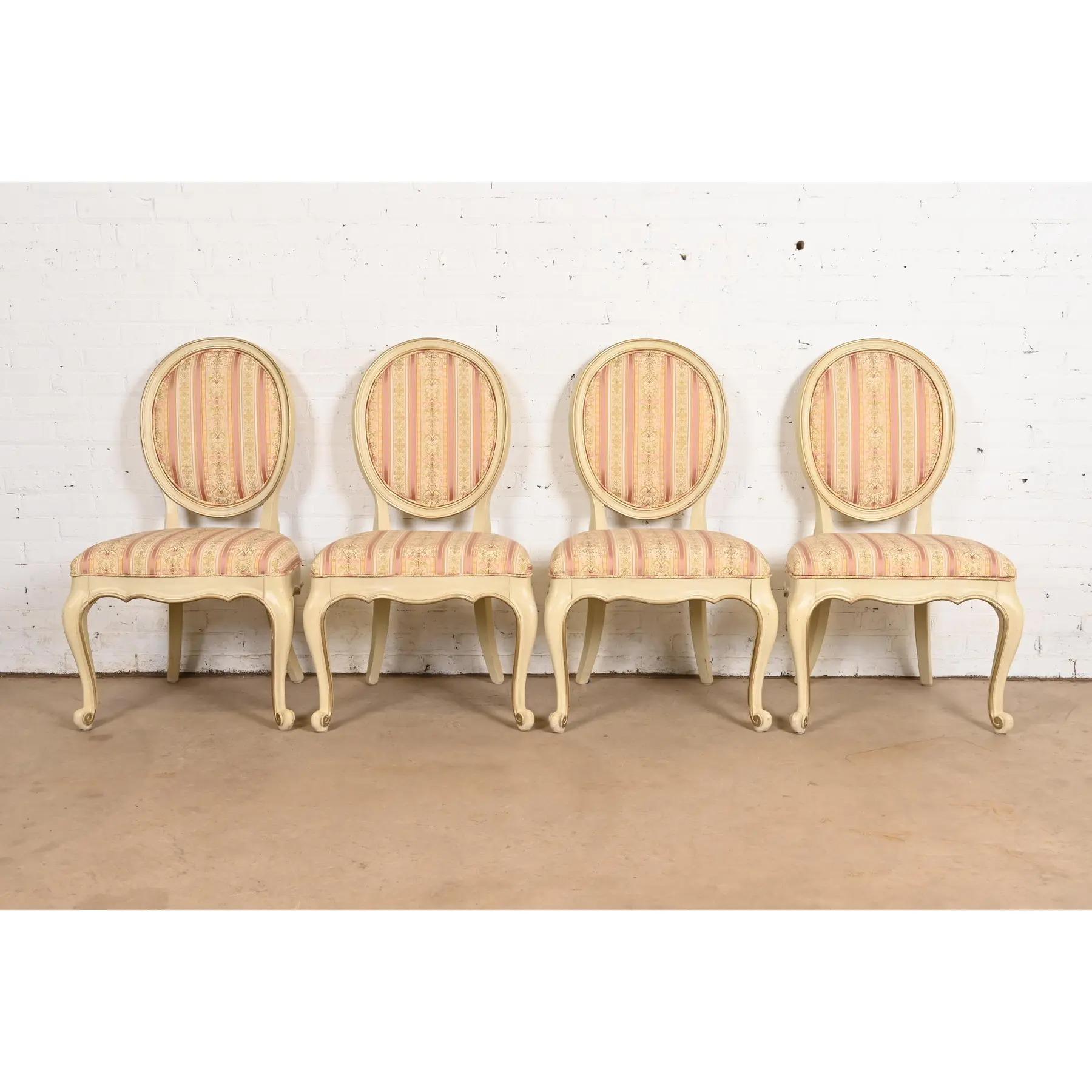 Karges Französisch Provincial Louis XV Creme lackiert und Gold vergoldet Esszimmerstühle (Französische Provence) im Angebot