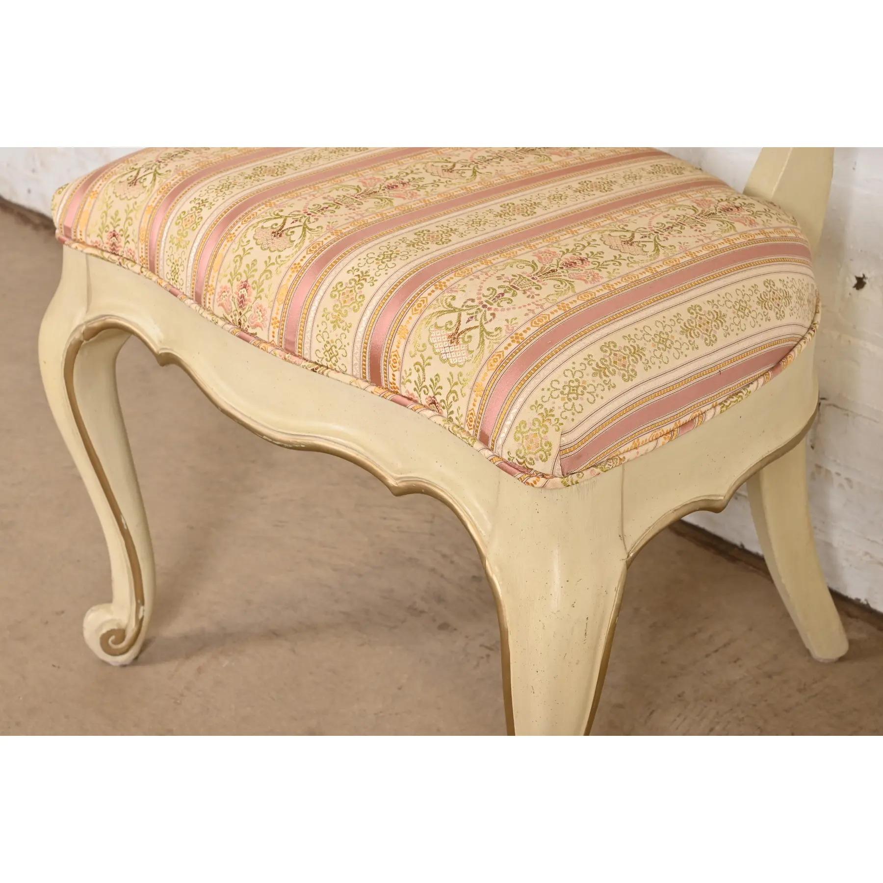Karges Französisch Provincial Louis XV Creme lackiert und Gold vergoldet Esszimmerstühle (Polster) im Angebot