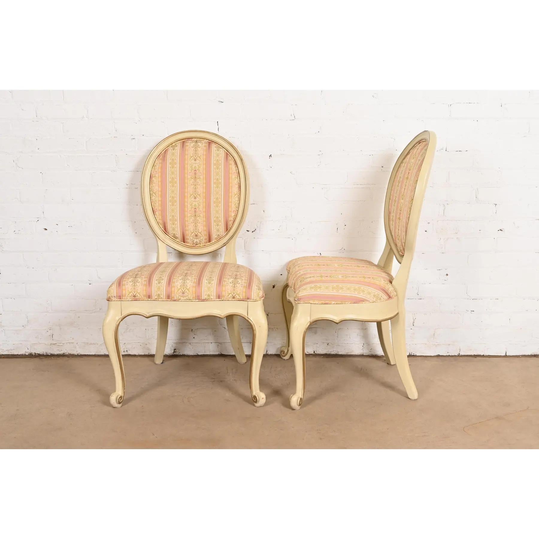 Karges Französisch Provincial Louis XV Creme lackiert und Gold vergoldet Esszimmerstühle im Angebot 1