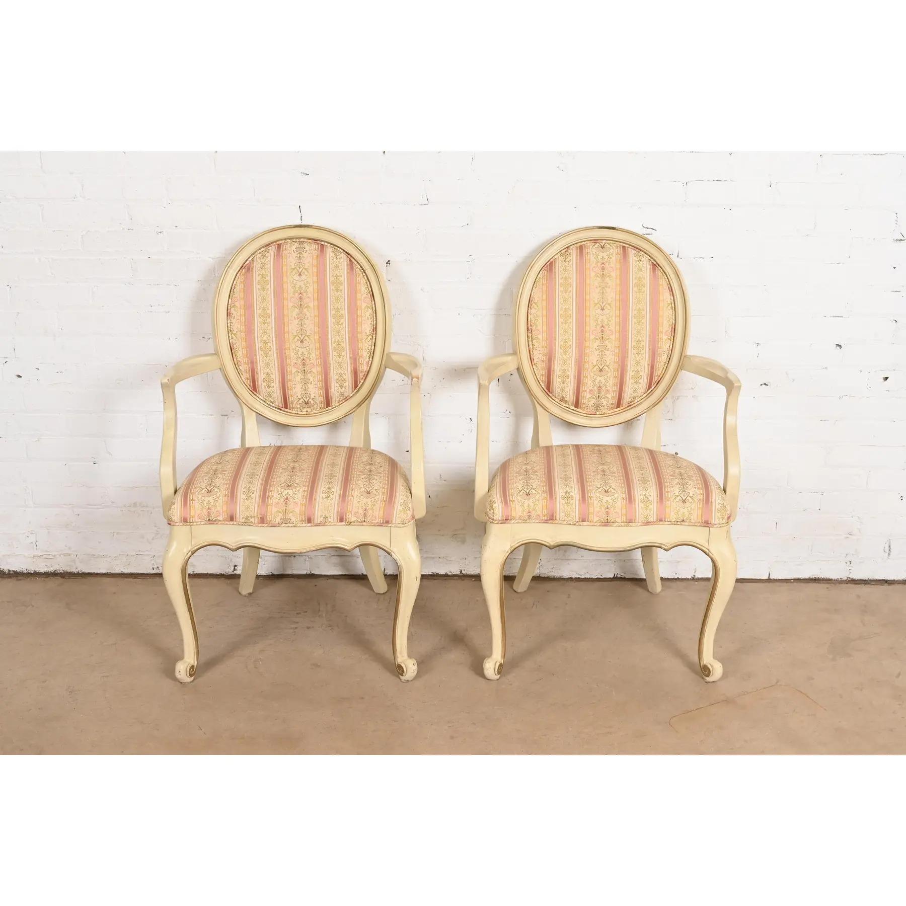 Un precioso par de sillones o sillas de capitán de comedor de estilo Luis XV provincial francés

De Karges Furniture

EE.UU., alrededor de 1960

Preciosos marcos de nogal lacado en crema, con detalles dorados, y asientos y respaldos