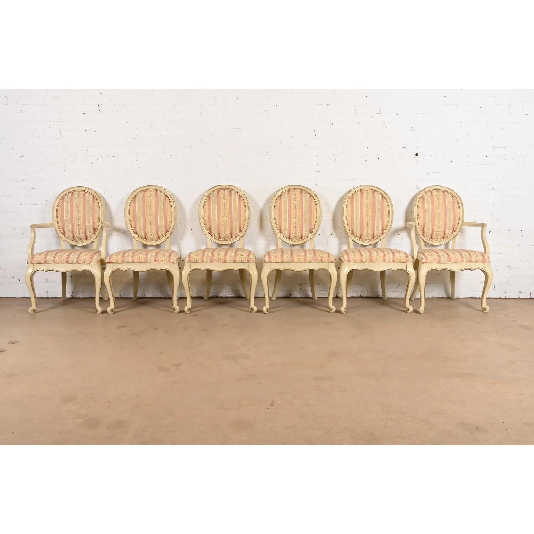 Precioso juego de seis sillas de comedor de estilo Luis XV provincial francés

De Karges Furniture

EE.UU., alrededor de 1960

Preciosos marcos de nogal lacado en crema, con detalles dorados, y asientos y respaldos tapizados.

Medidas: 
Sillas