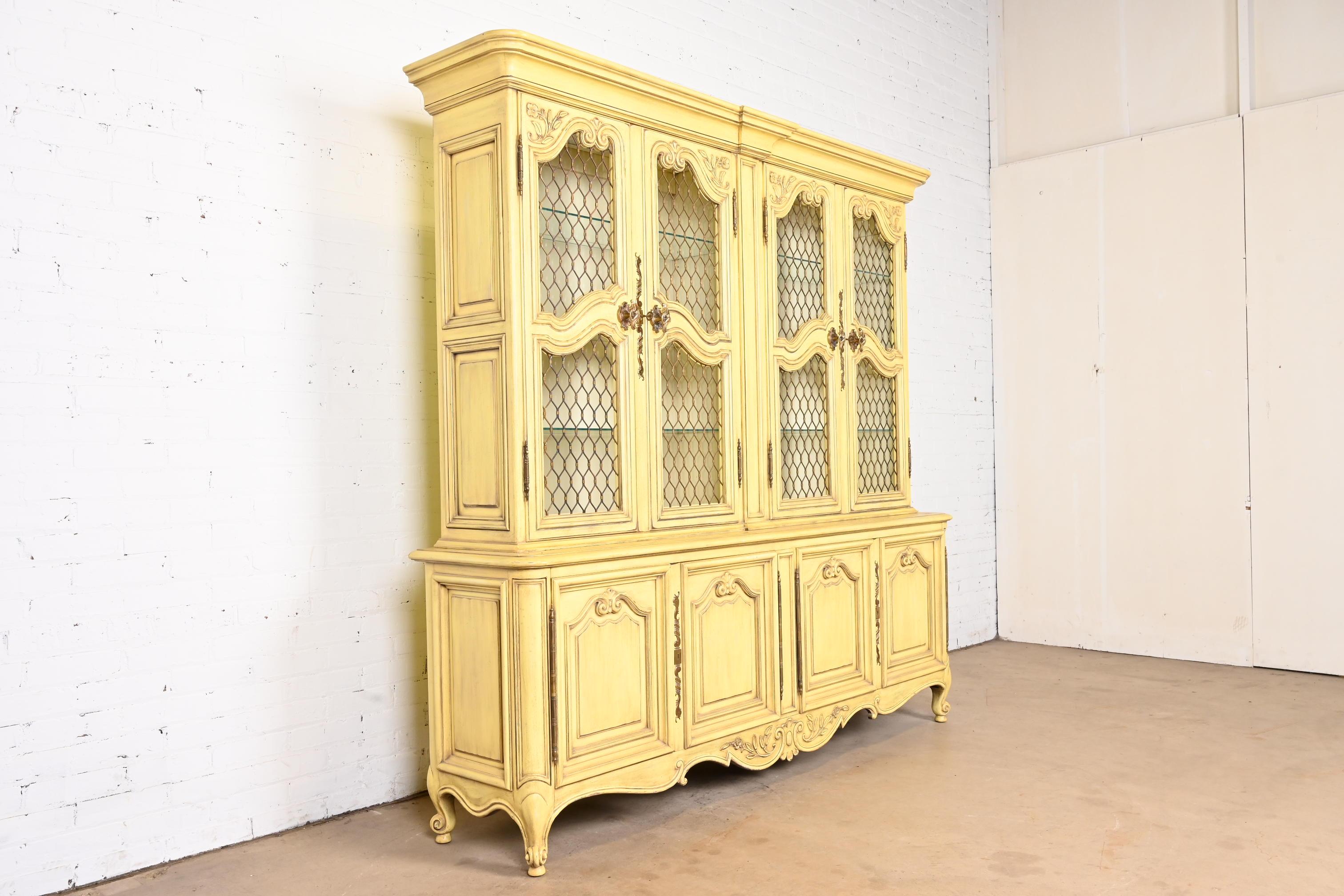 Karges French Provincial Louis XV Cream Lacquered Breakfront Bookcase Cabinet In Good Condition For Sale In South Bend, IN