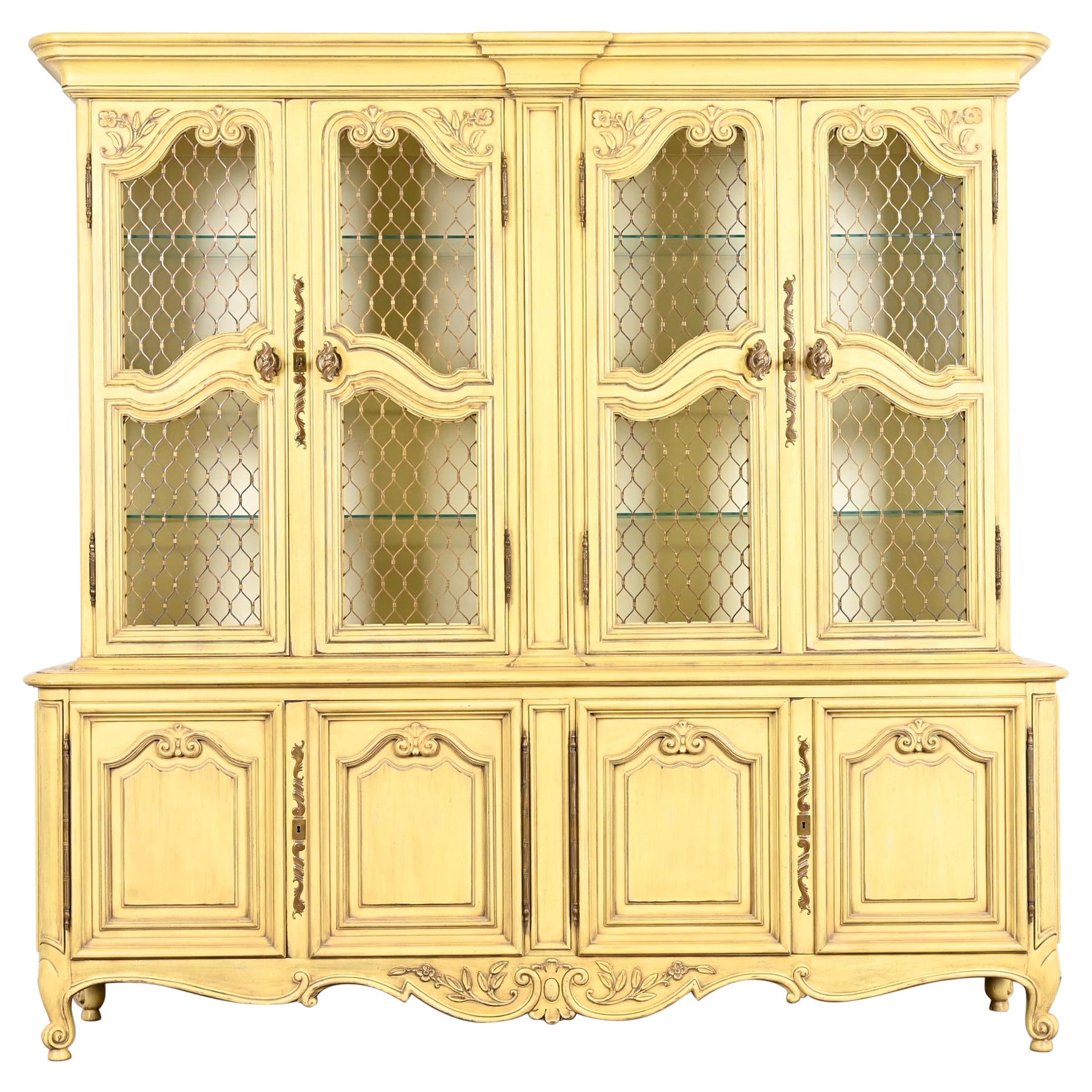 Bibliothèque provinciale française de Karges Louis XV laquée crème à façade brisée en vente